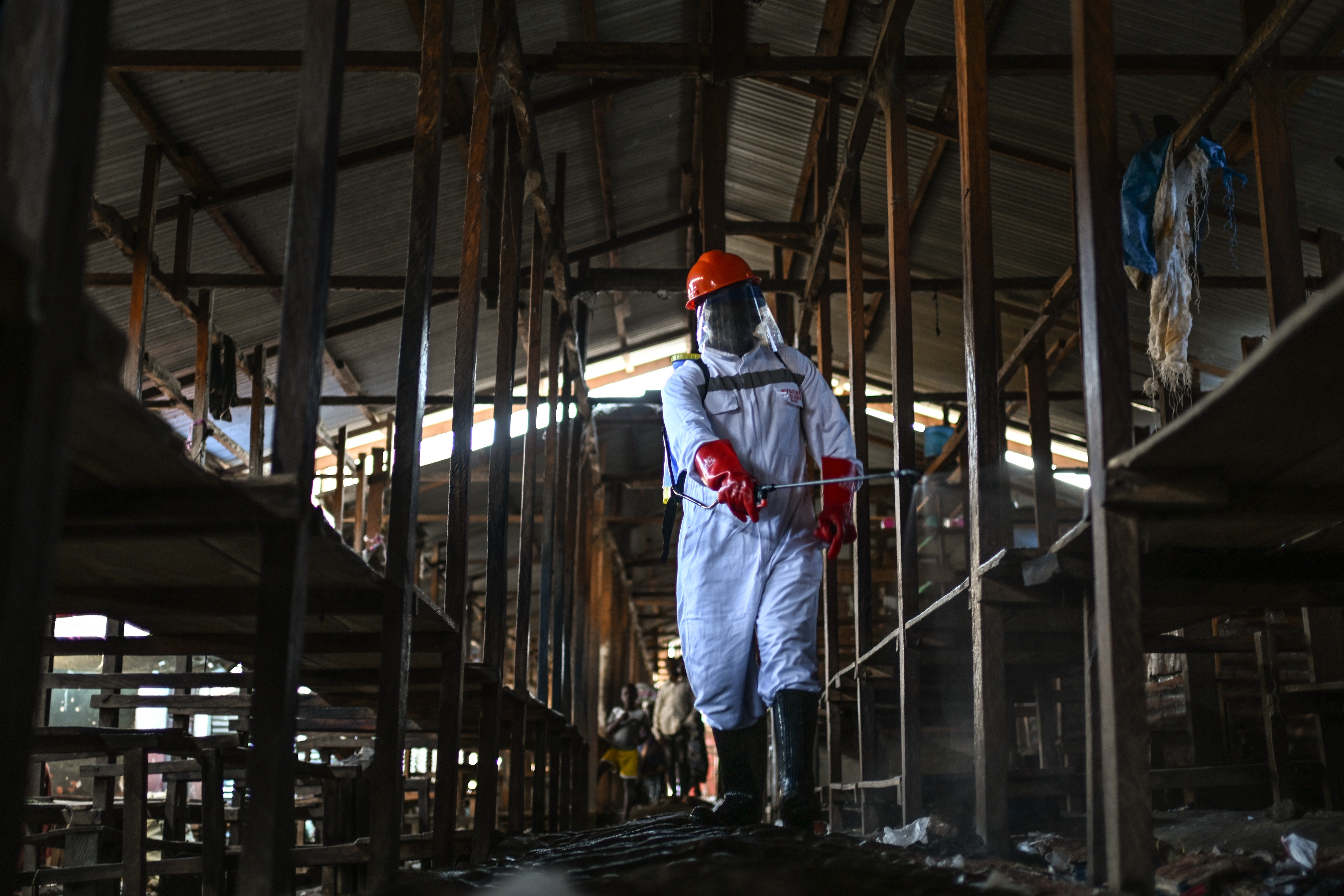 Tenda de tratamento de Ebola é incendiada novamente no Congo, e pacientes suspeitos fogem de centro de saúde