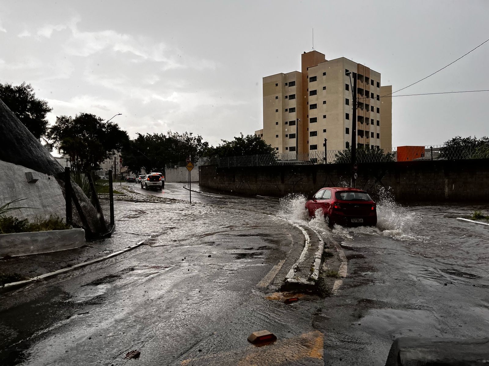 Inmet alerta para risco de chuva intensa e ventania no Vale e região nesta terça (26)