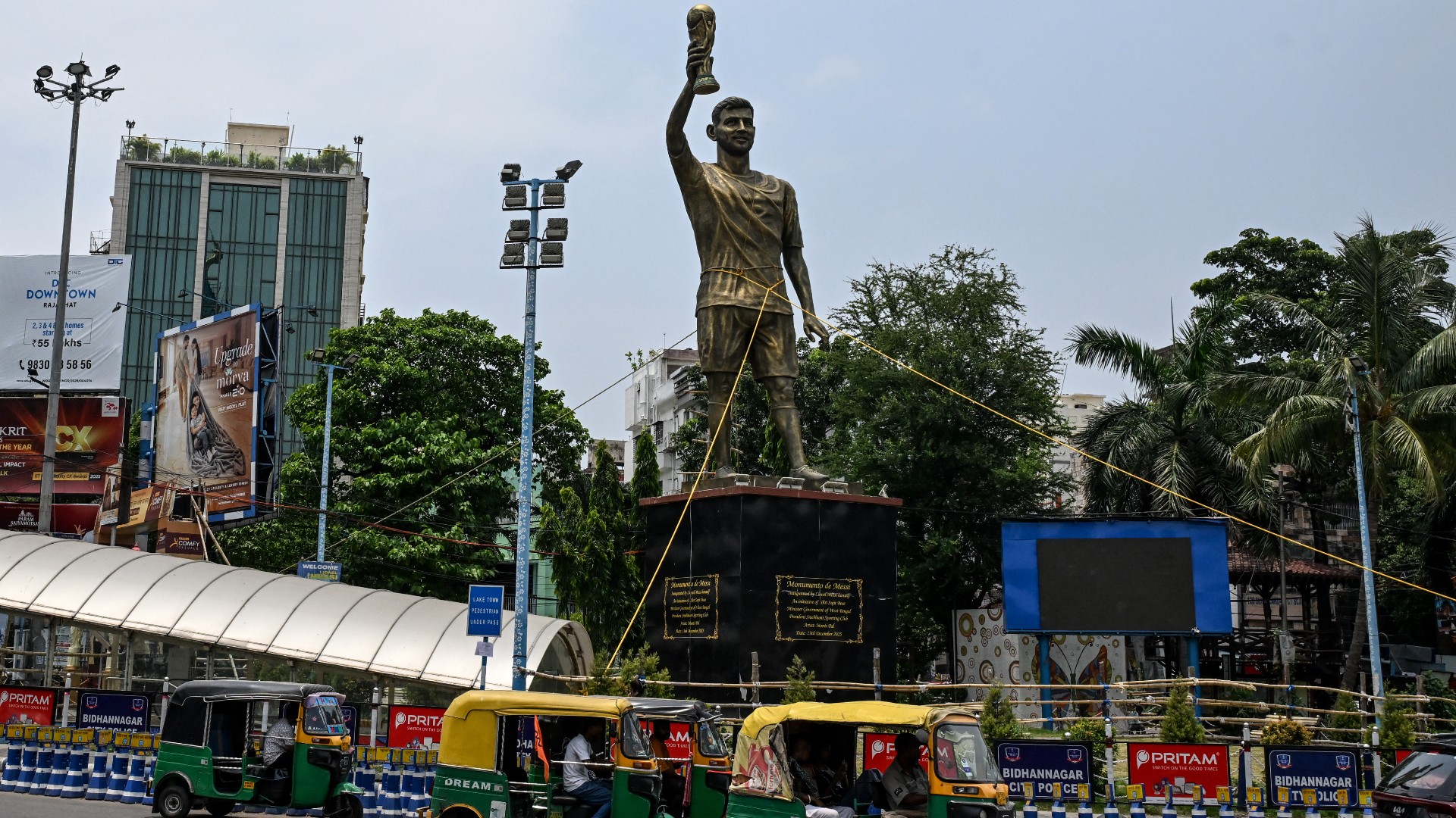 Estátua gigante de Messi na Índia será removida por risco de desabar