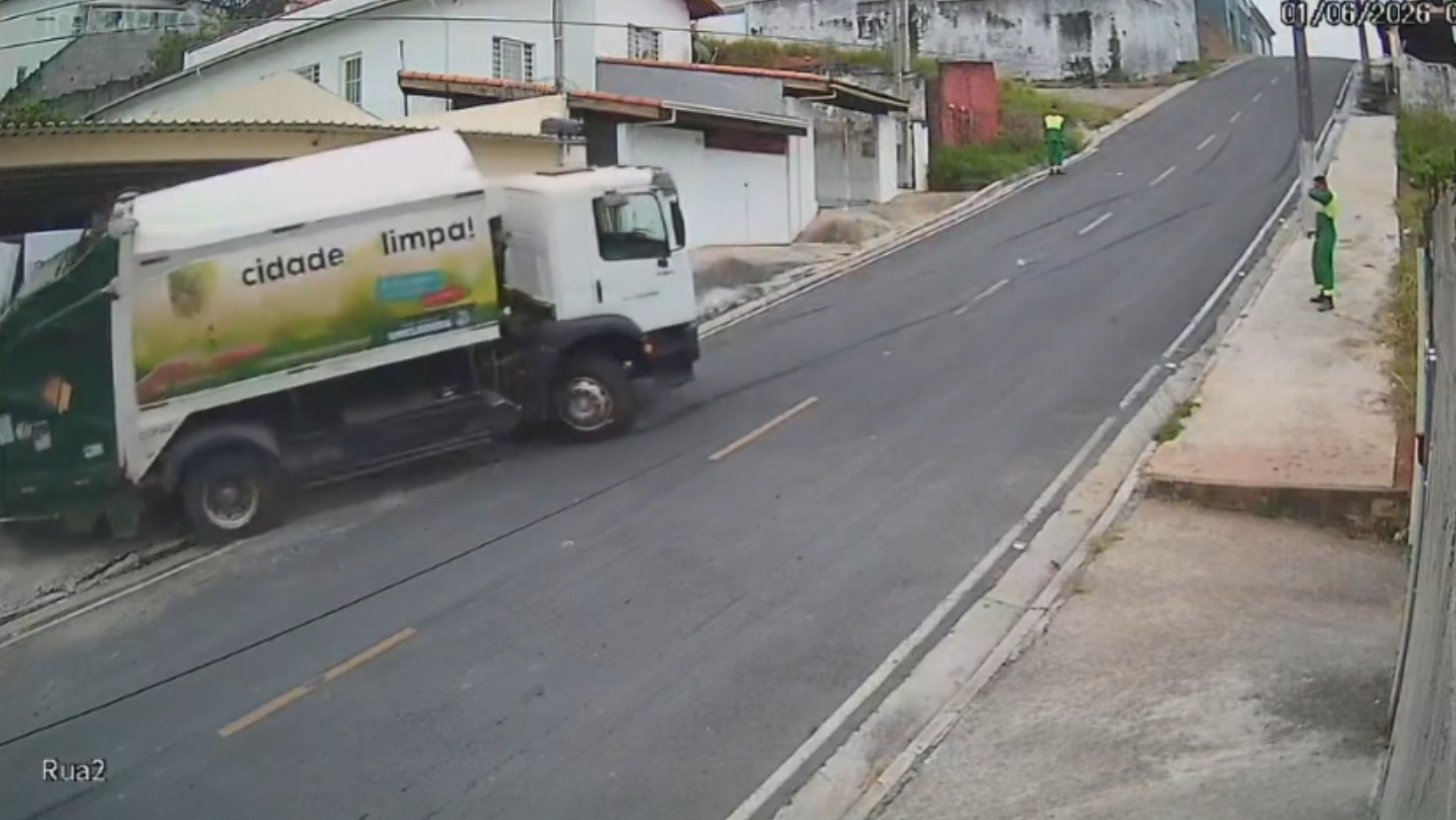 Caminhão de coleta de lixo perde o freio e bate em portão de casa em Santa Branca