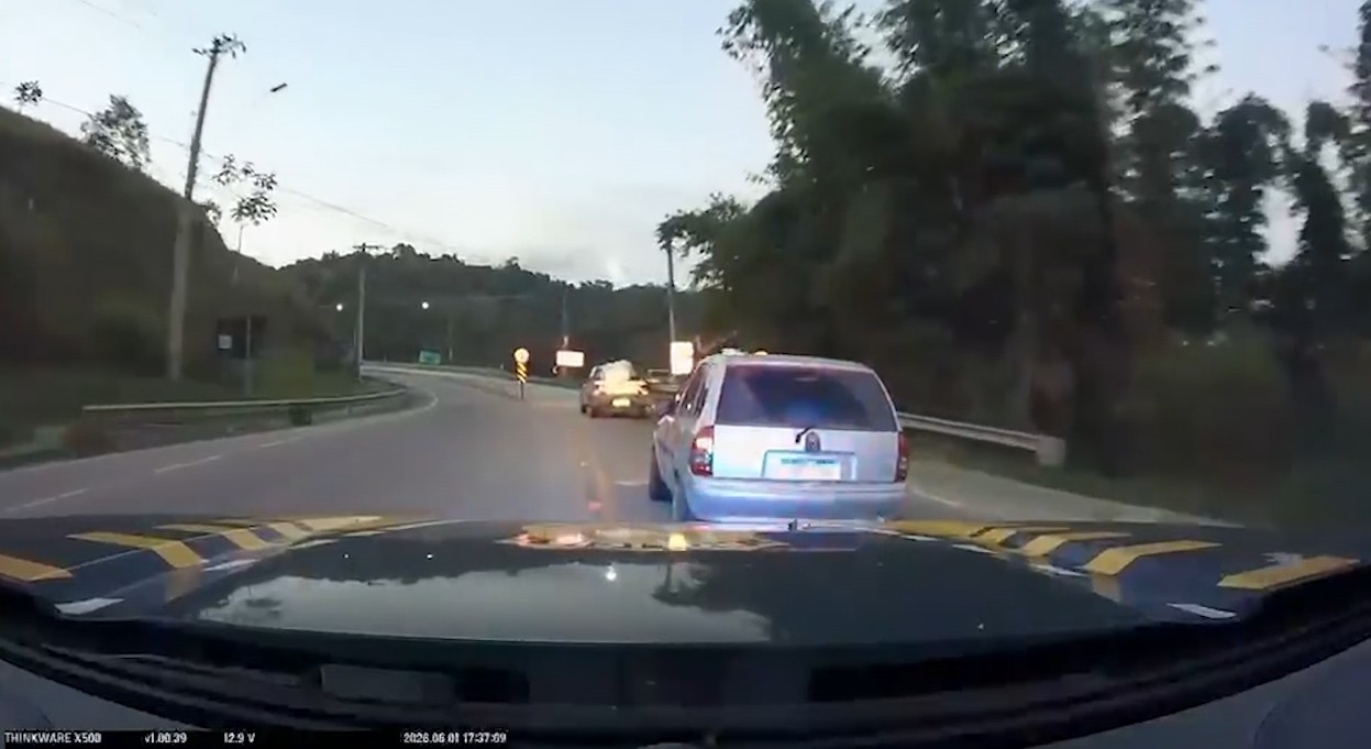 VÍDEO: Perseguição na Via Dutra, no interior de SP, termina com refém resgatado e suspeito preso pela PRF