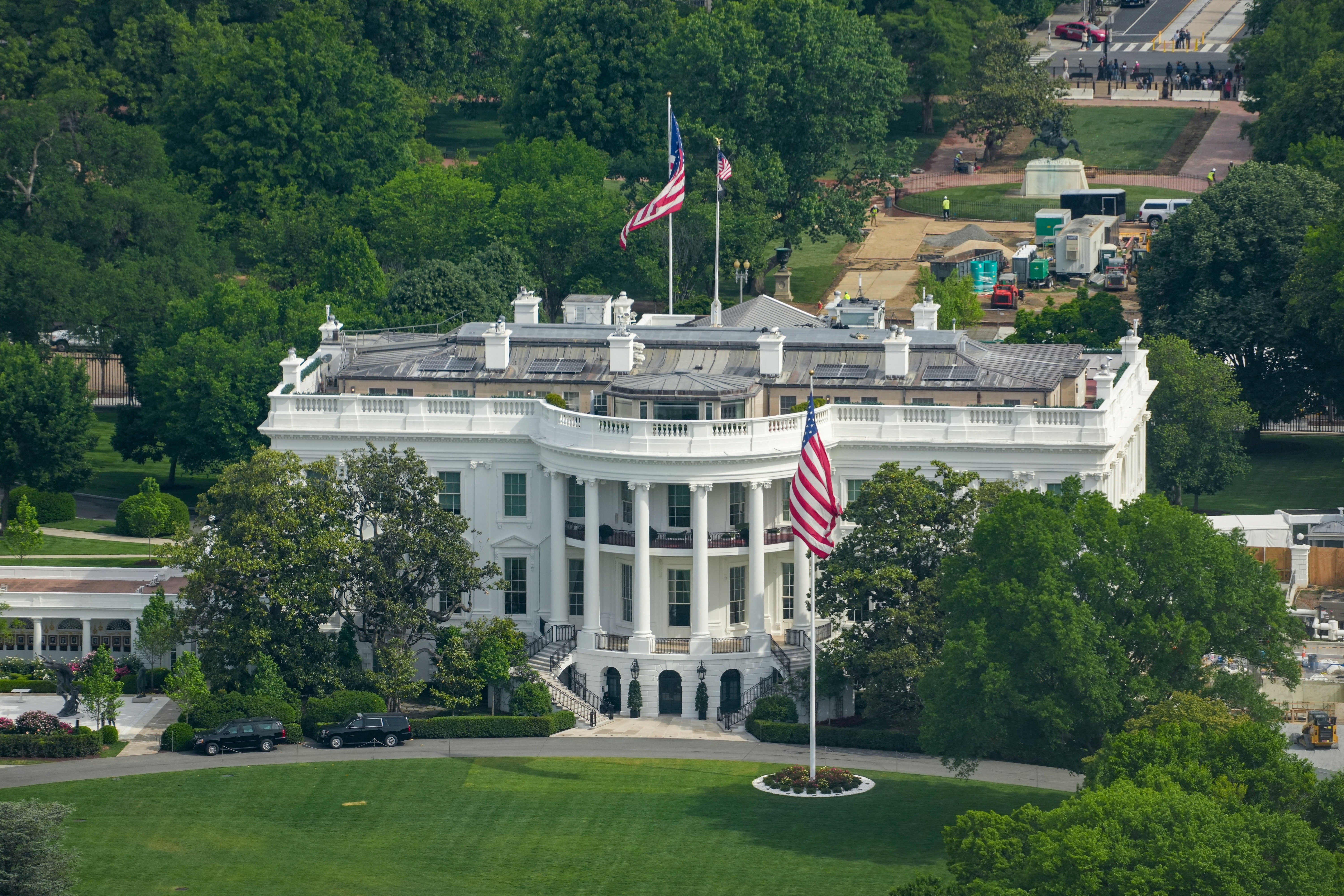 É #FAKE que foto de Flávio Bolsonaro com Trump seja souvenir oferecido pela Casa Branca; imagem é real
