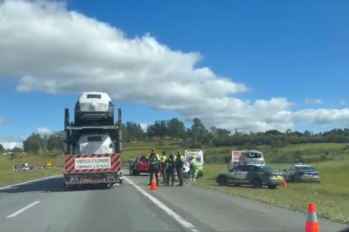 Carro capota e mulher fica em estado grave na Rodovia Carvalho Pinto, em São José dos Campos