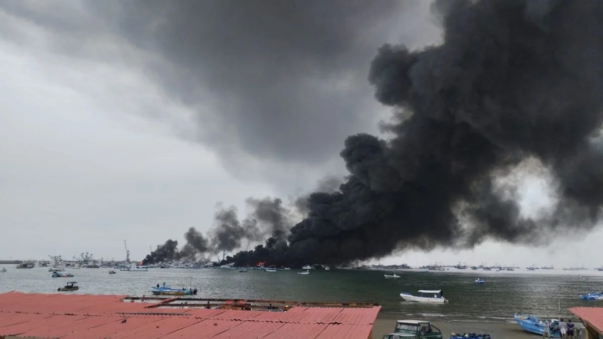 Incêndio no porto de Manta, no Equador, atinge pelo menos 14 barcos pesqueiros