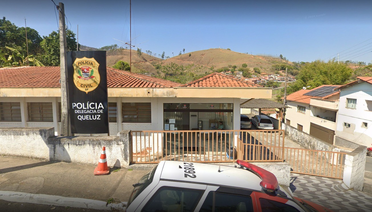 Passageiro morre e motorista fica ferido após colisão entre caminhões na Dutra em Queluz