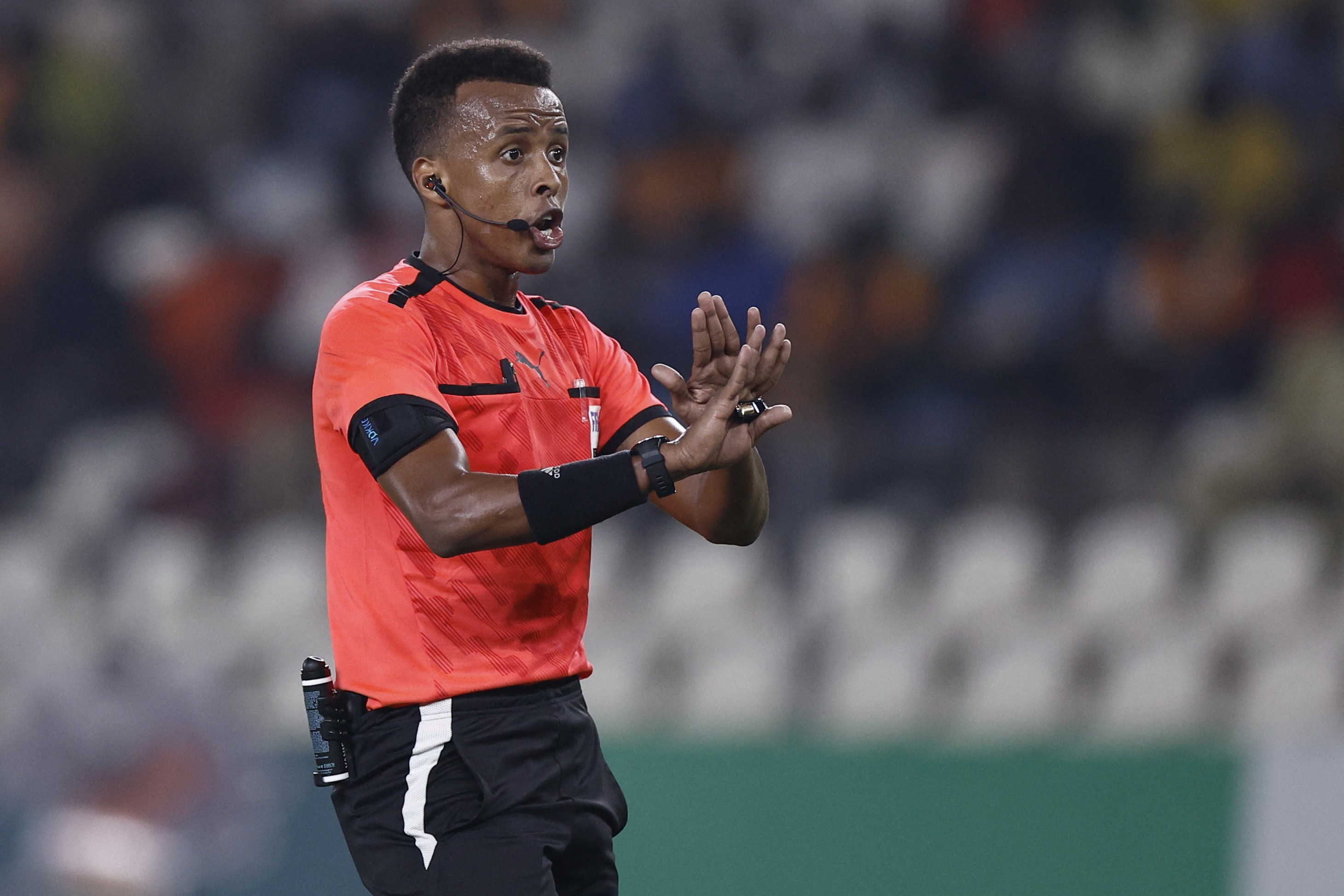 Árbitro somali tirado da Copa após ser barrado pelos EUA faria história pelo seu país; conheça