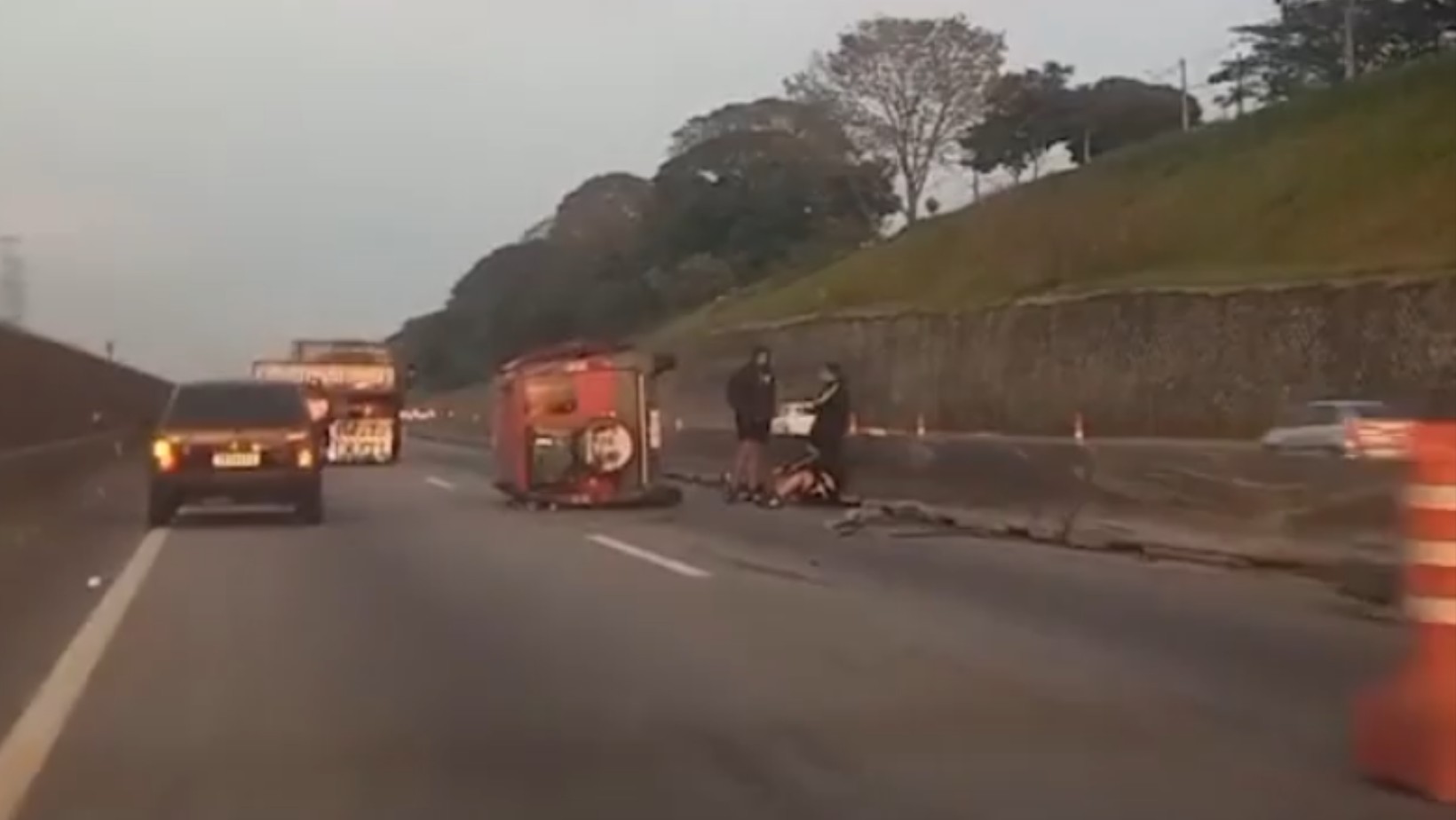 Carro capota na Dutra, deixa três feridos e causa congestionamento em São José dos Campos