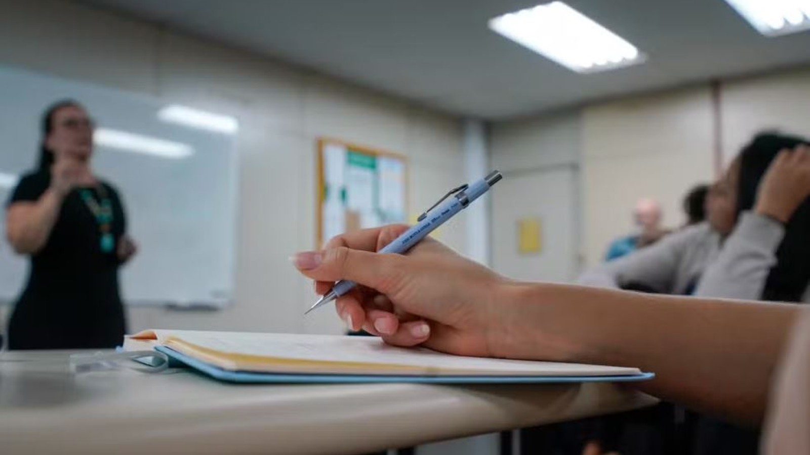 Ubatuba anuncia processo seletivo para contratar mais de 500 profissionais de educação com salários de até R$ 4 mil