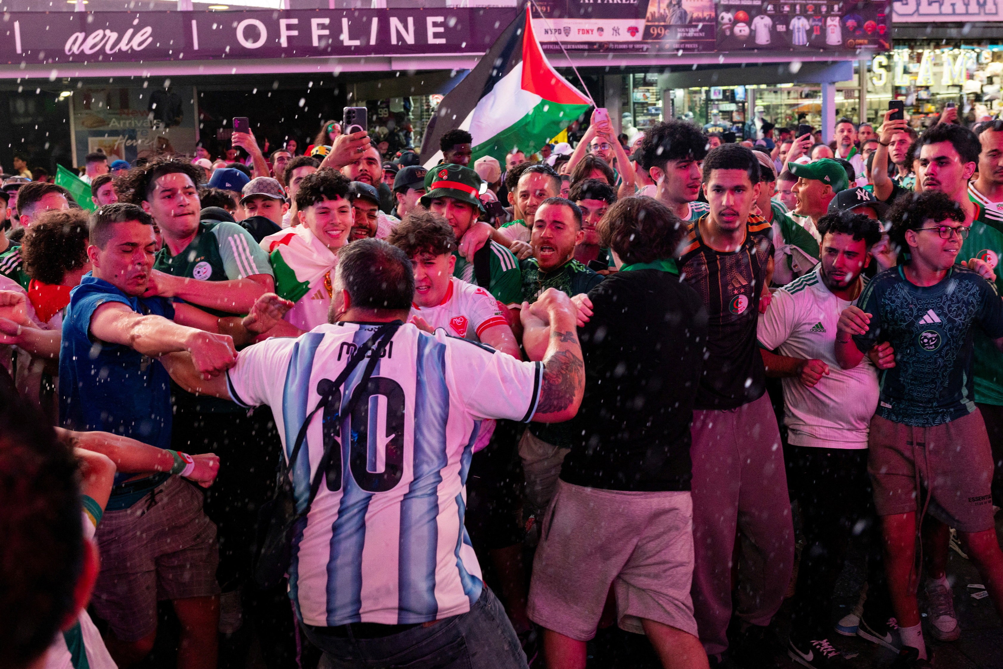 Copa do Mundo: torcedores da Argentina e da Argélia brigam na Times Square antes de jogo