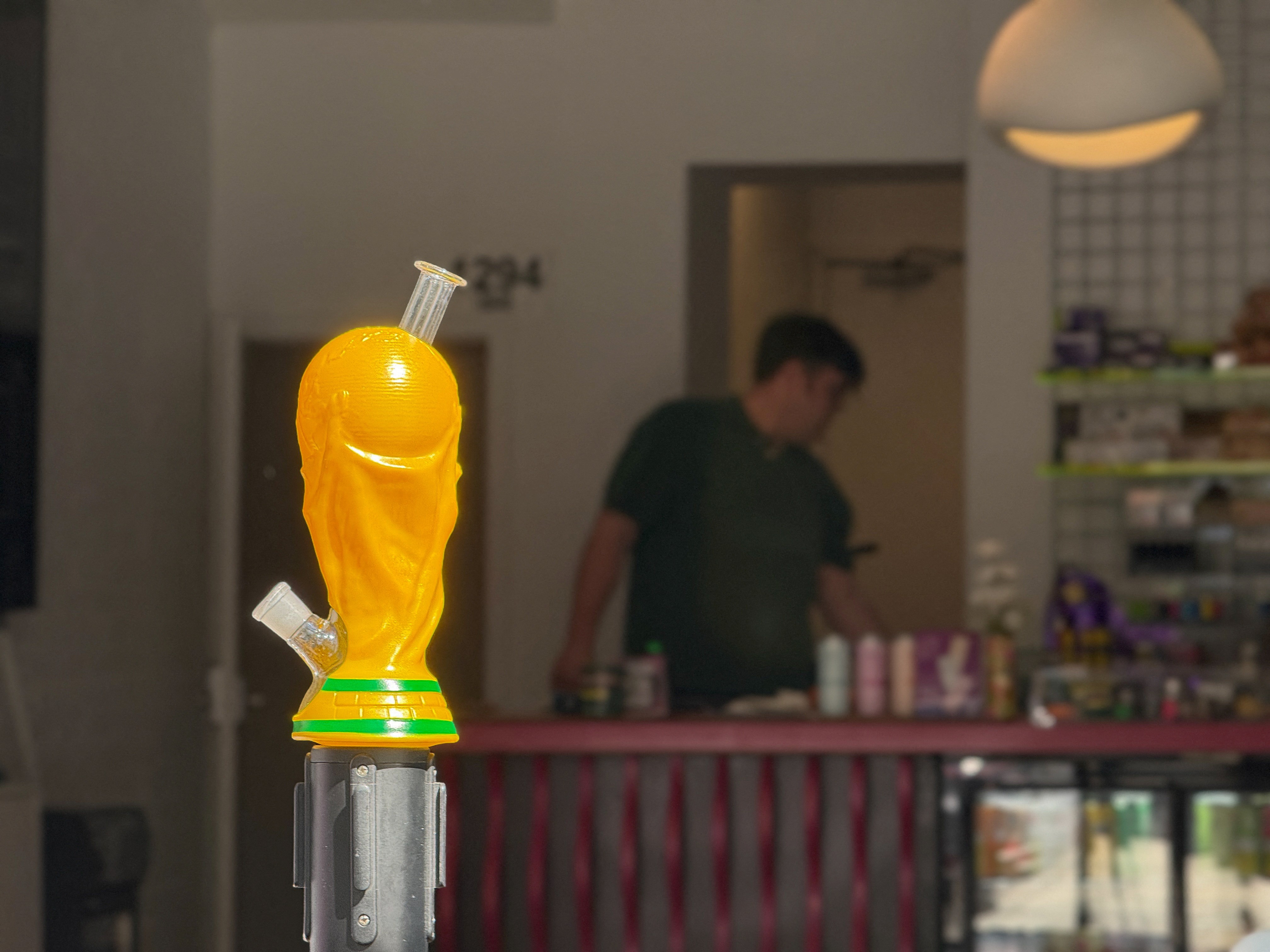 Loja no Canadá é notificada pela Fifa após vender réplica da taça da Copa do Mundo para consumo de maconha