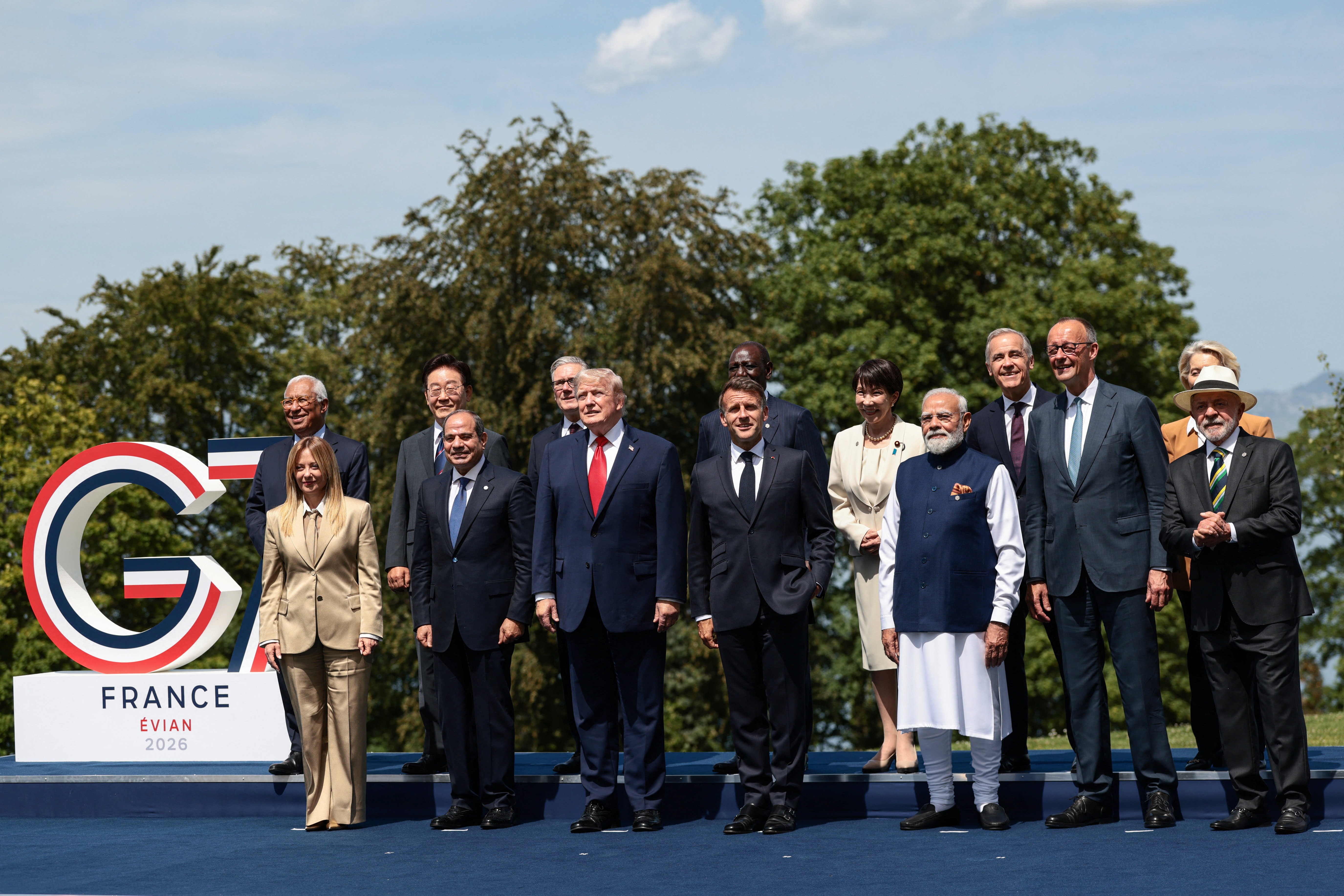 Trump e Lula posam para a 'foto de família' do G7