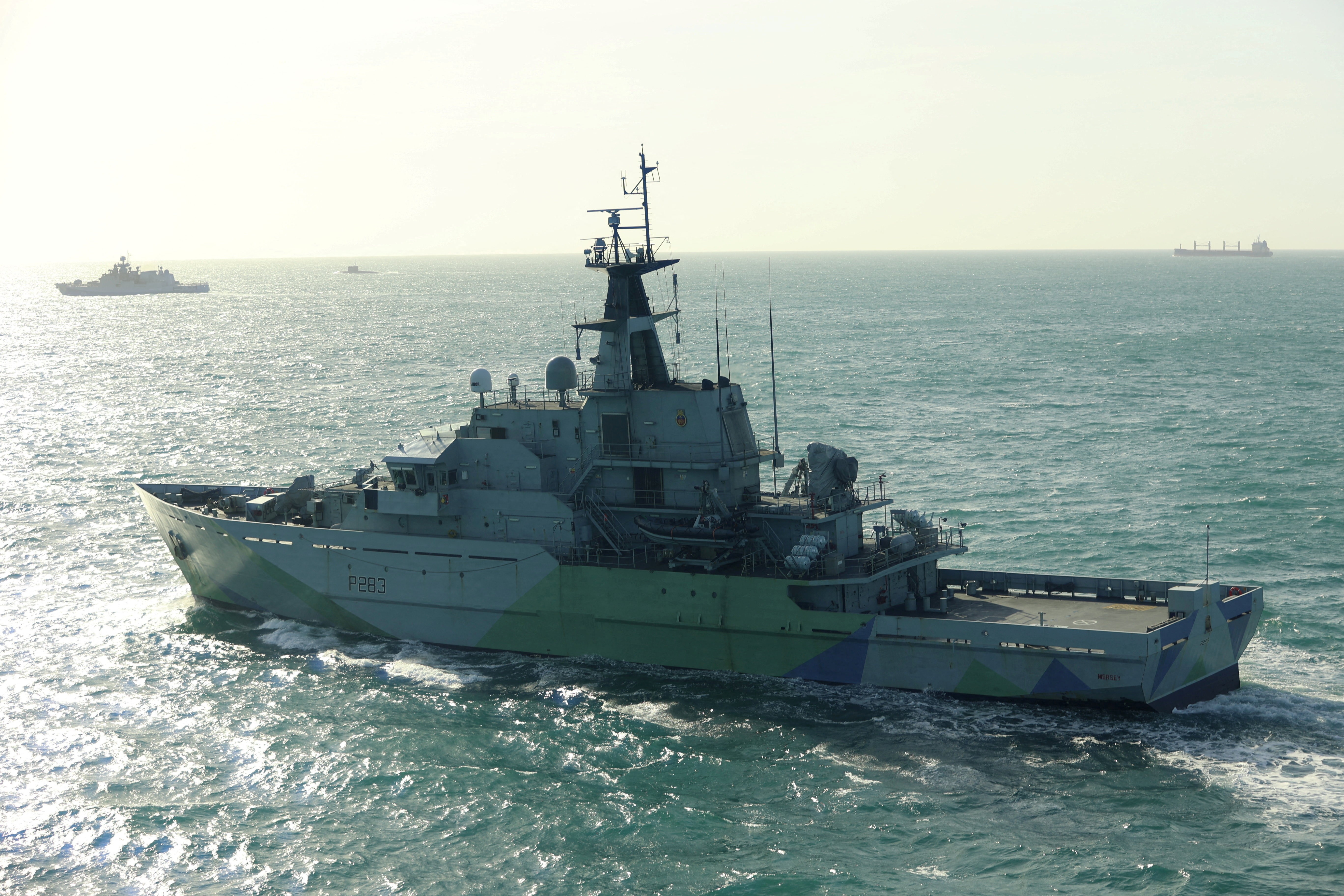 Navio de guerra russo dispara tiros de advertência contra iate no Canal da Mancha, dizem agências