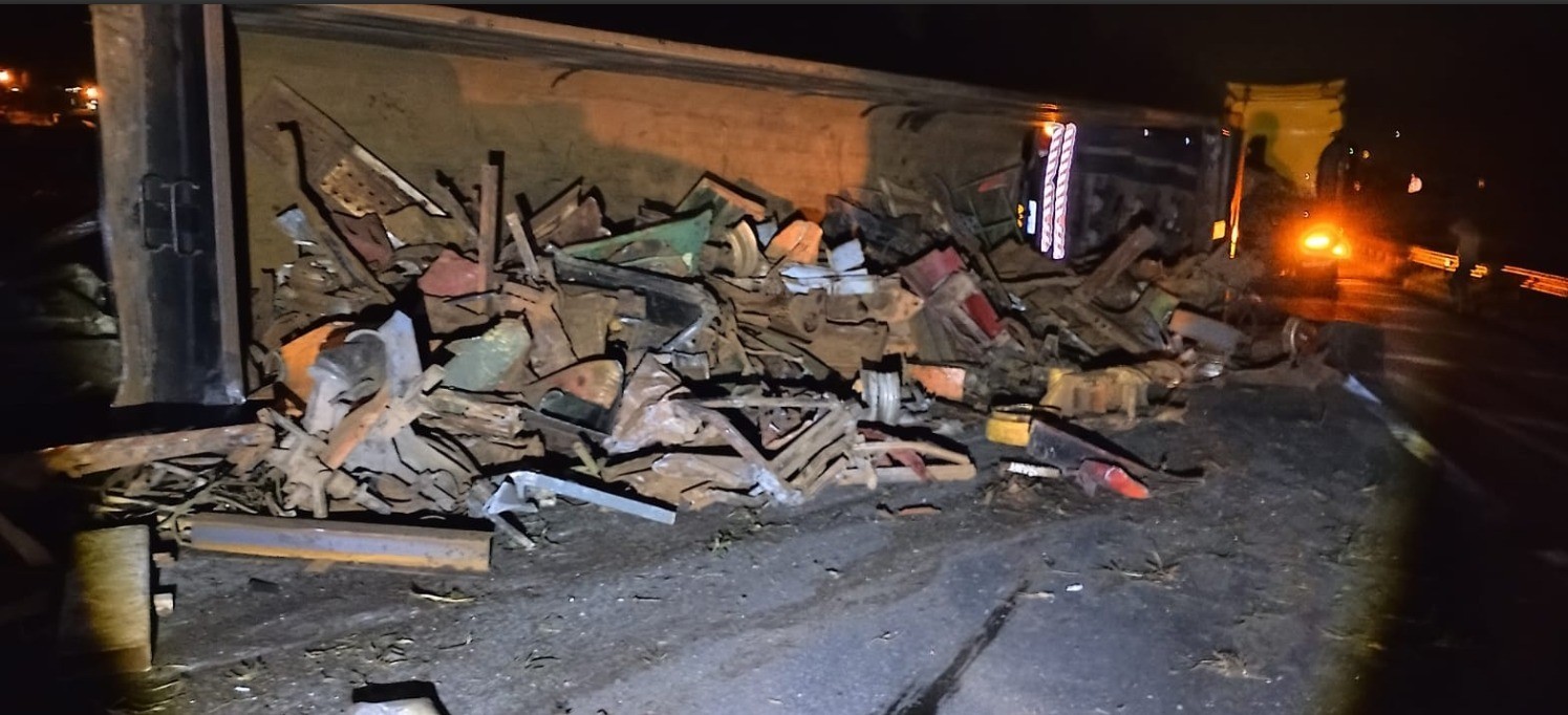 Carreta com 29 toneladas de sucata tomba na rodovia Dom Pedro I