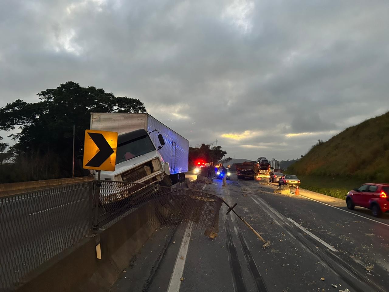 Acidente entre carreta, van e caminhão deixa dois feridos na Dutra em Guaratinguetá, SP