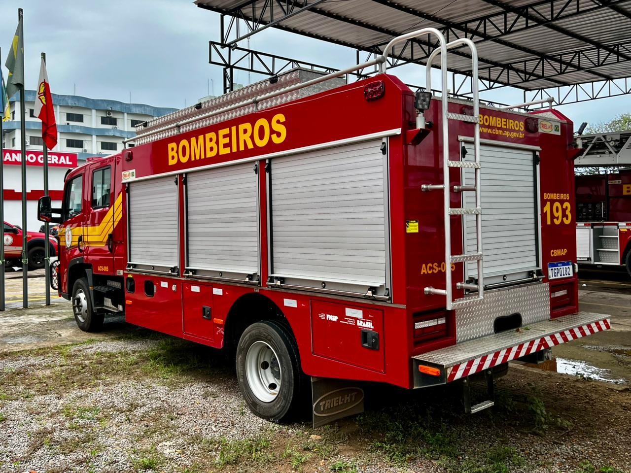 Bombeiros fazem buscas por homem que desapareceu após queda em cachoeira em Piquete, SP