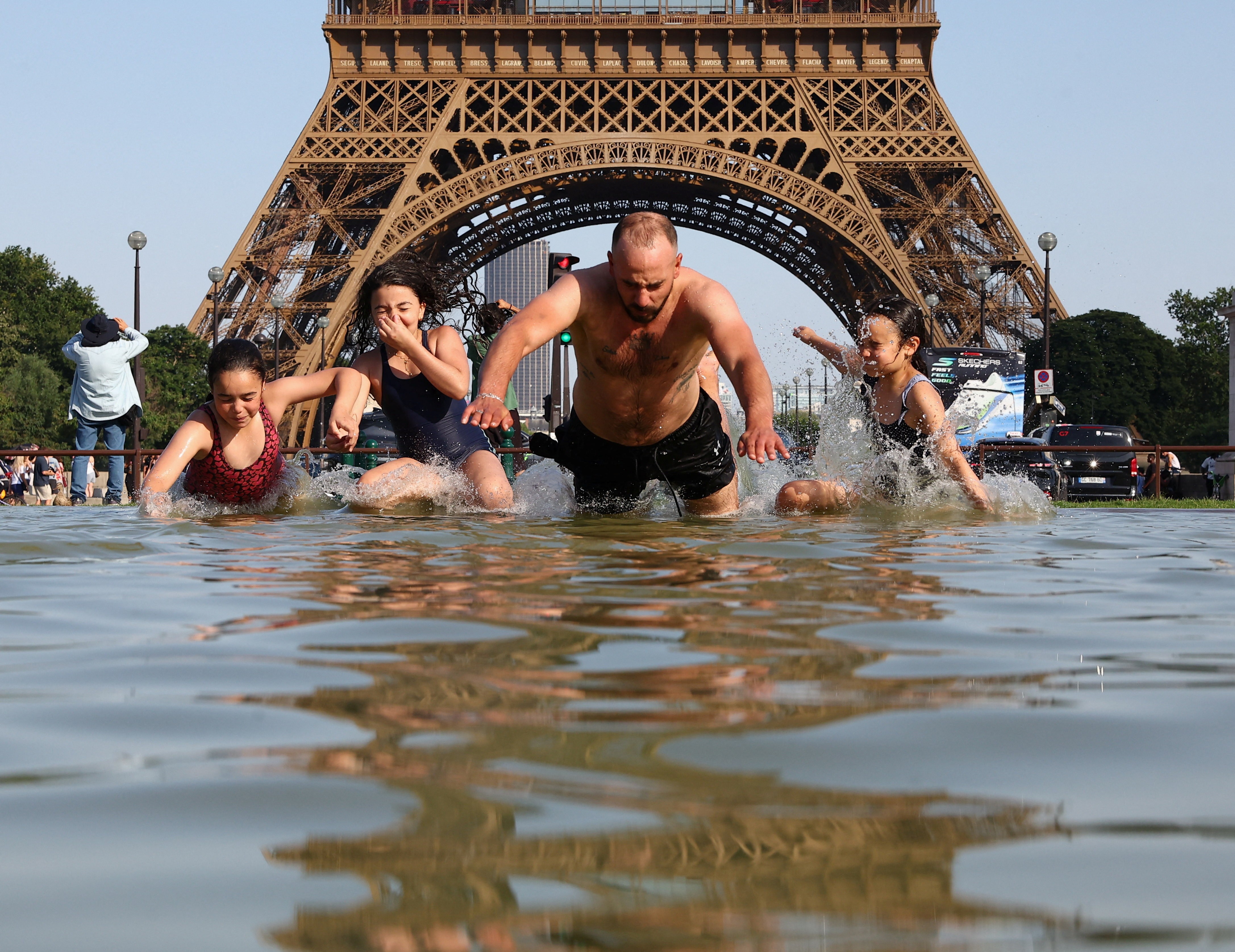 Torre Eiffel é fechada por conta da onda de calor em Paris