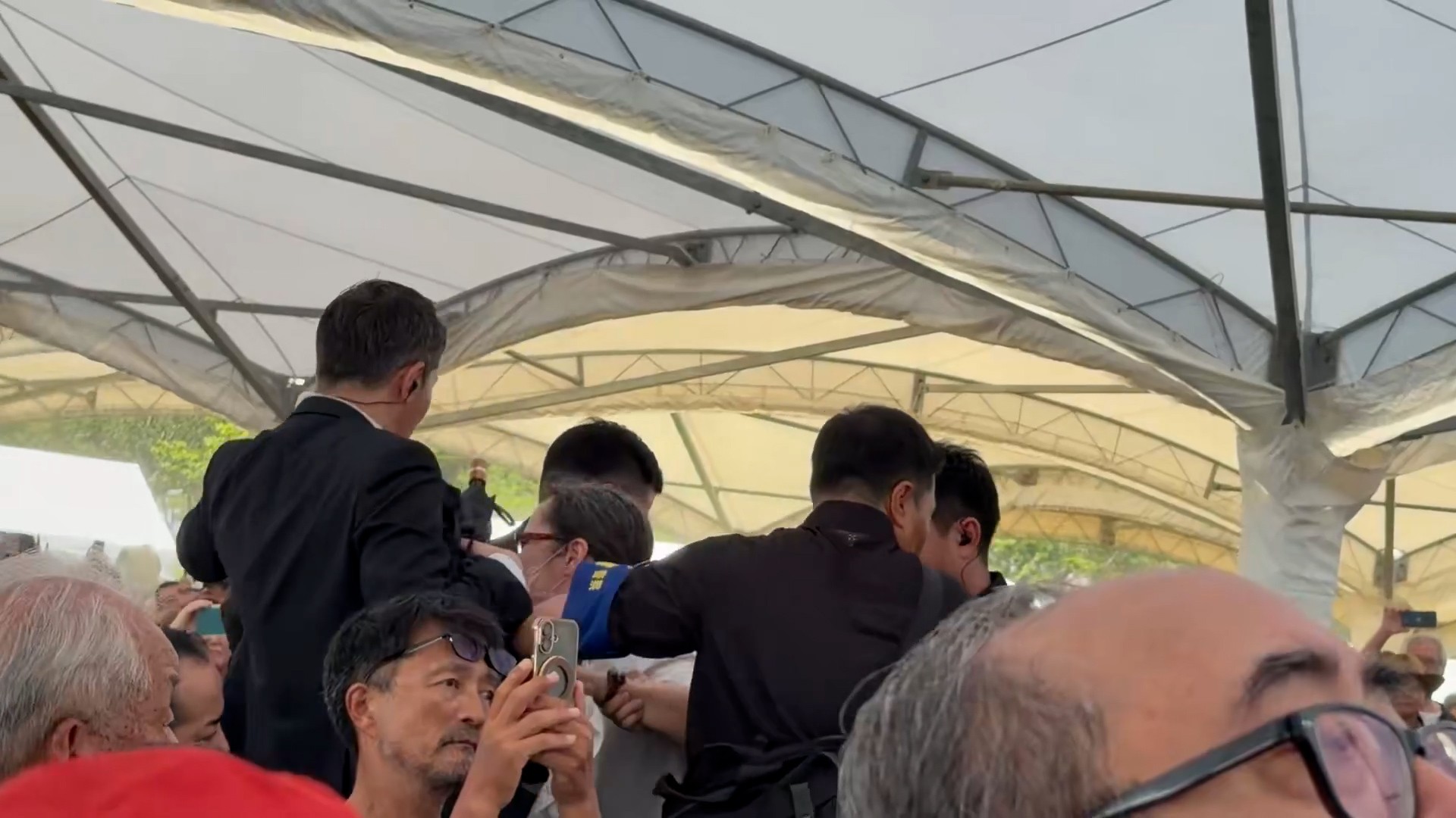 VÍDEO: primeira-ministra do Japão é vaiada durante evento