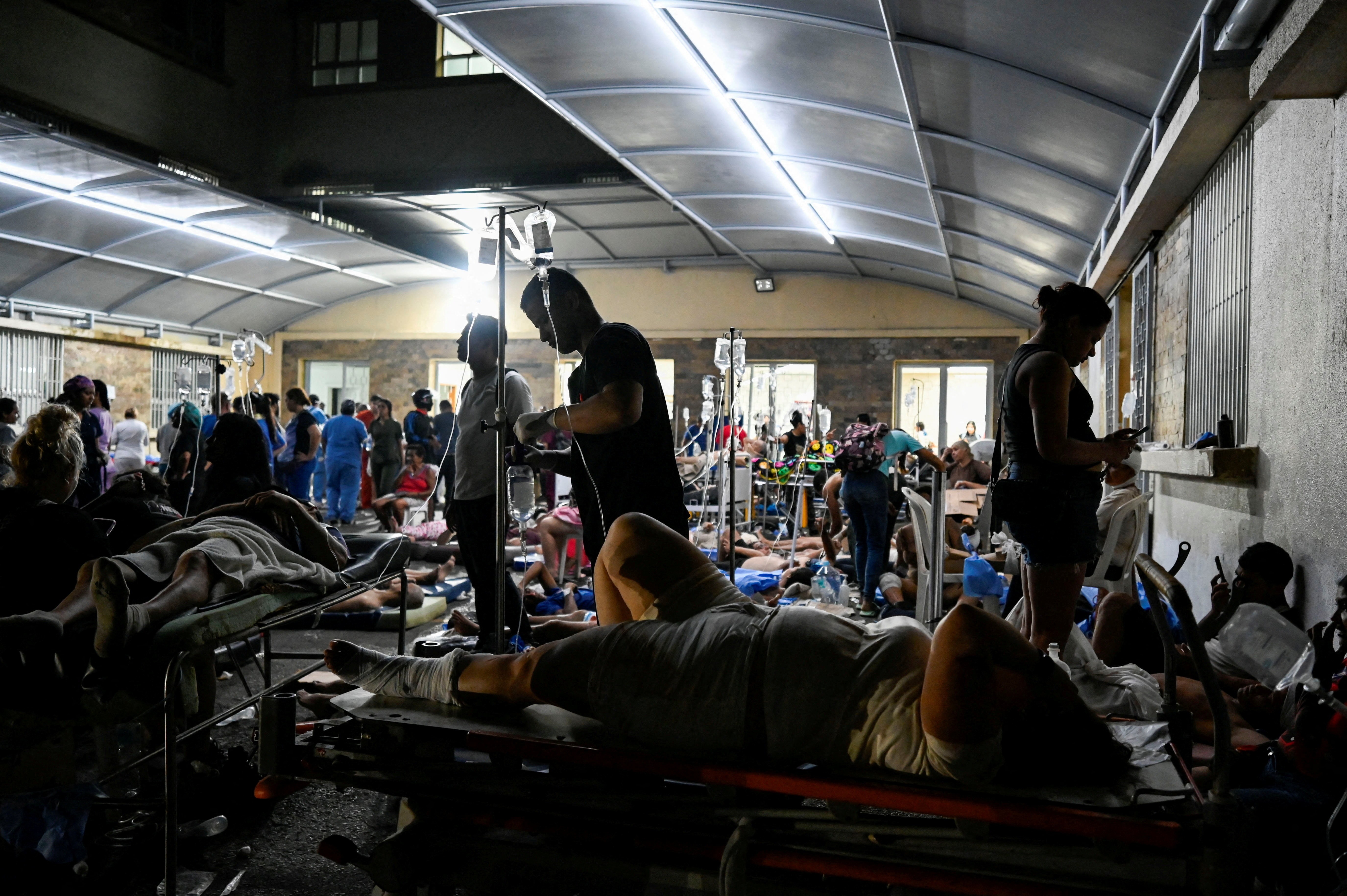 Terremoto na Venezuela: hospital lotado tem feridos sendo tratados no estacionamento; VÍDEO