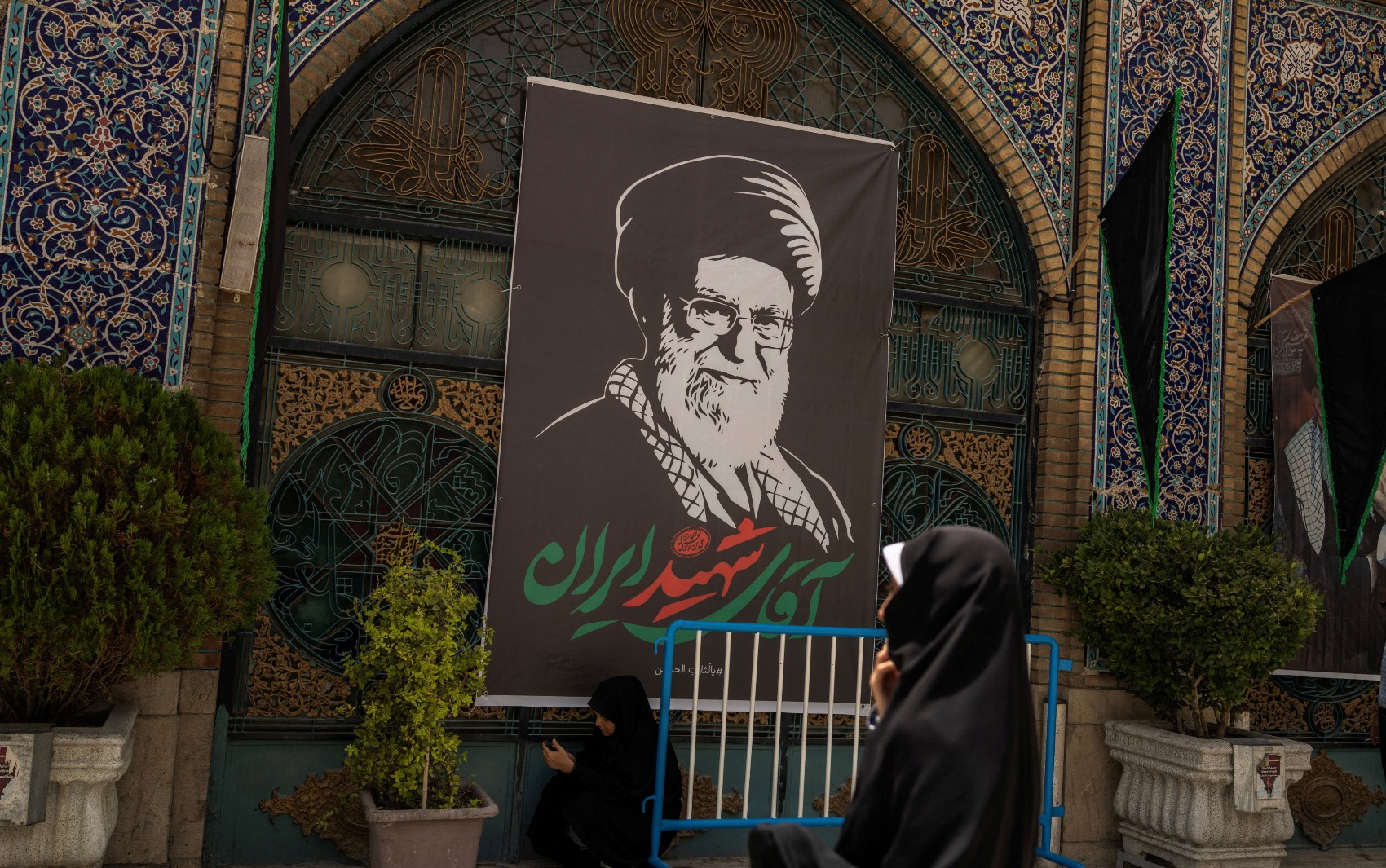 Irã reforça segurança e adverte EUA e Israel sobre ataques ao país antes do funeral de Ali Khamenei