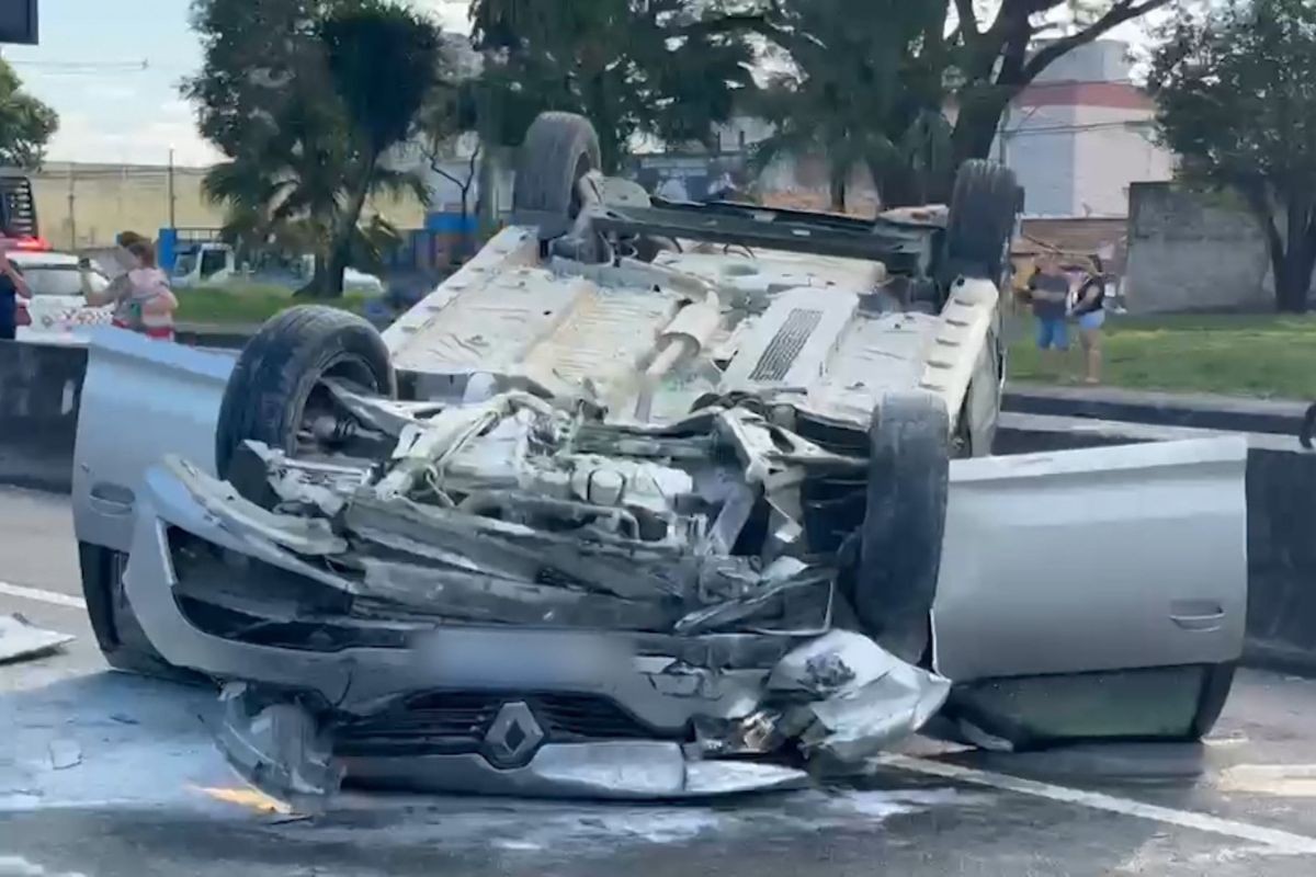 Vídeo: Carro capota na Via Dutra e deixa mulher ferida em São José dos Campos