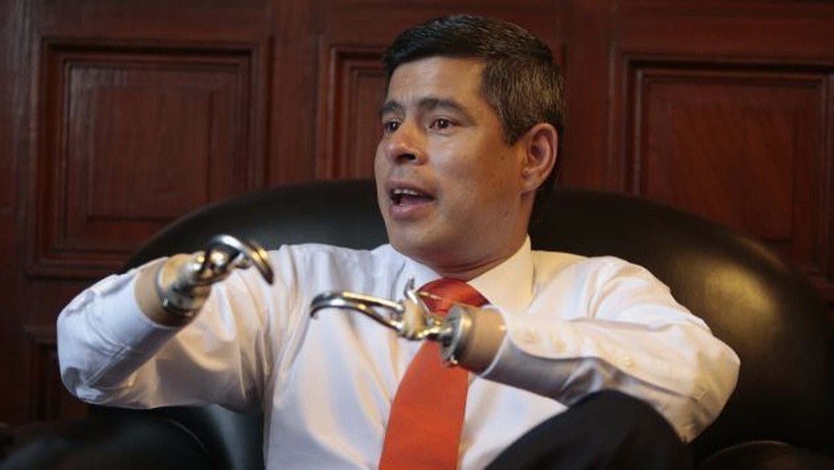 Quem é Luis Galarreta, vice de Keiko Fujimori, que perdeu as mãos quando bebê e usa ganchos como prótese
