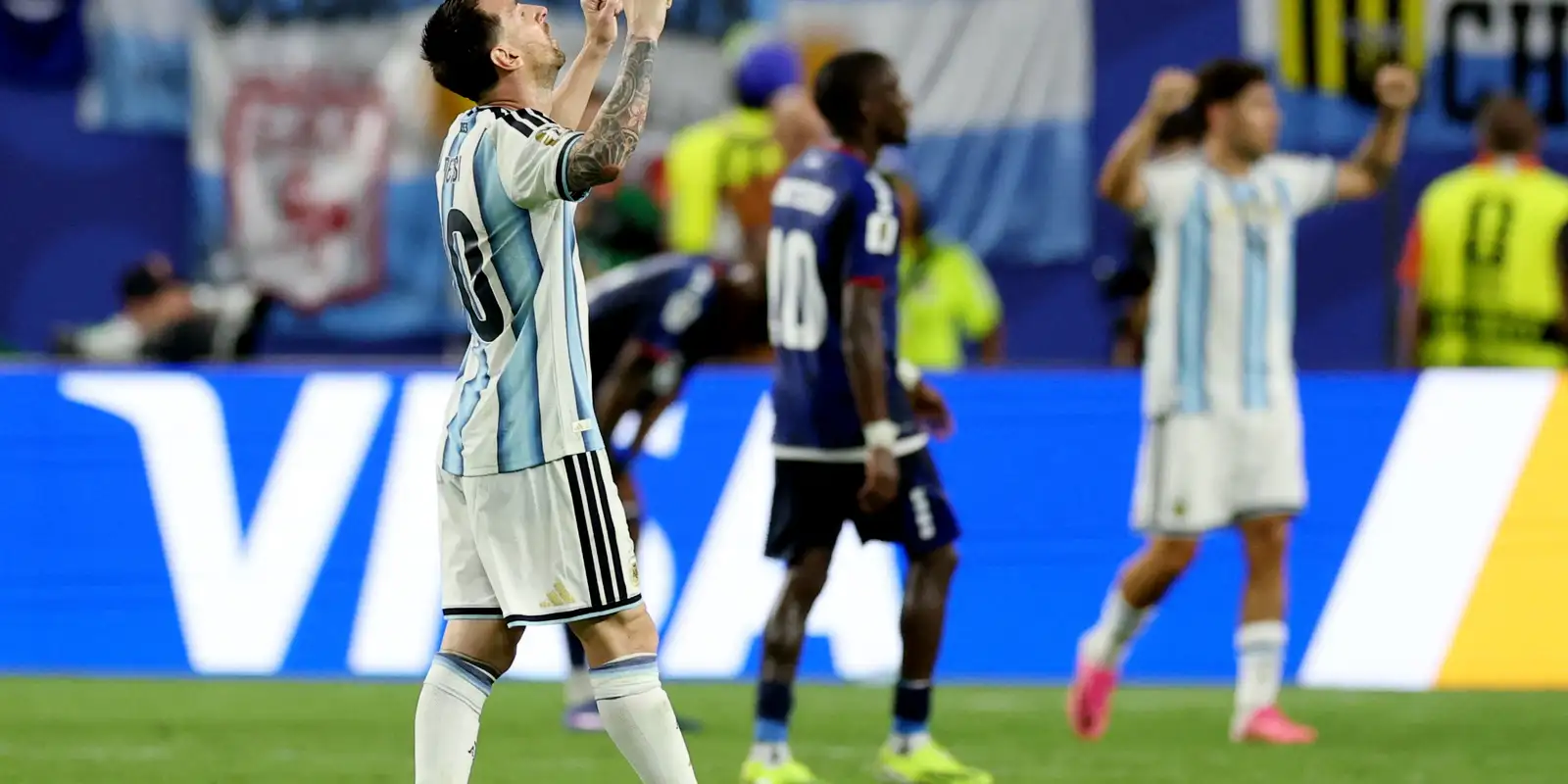 Argentina passa sufoco, mas encerra 