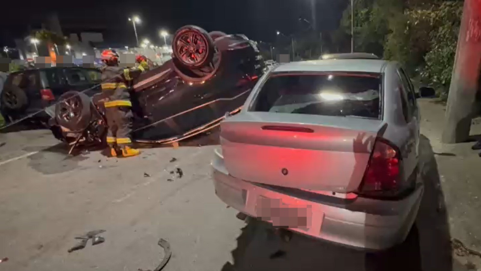 Carro capota e atinge três veículos parados na saída de arena esportiva, em São José dos Campos