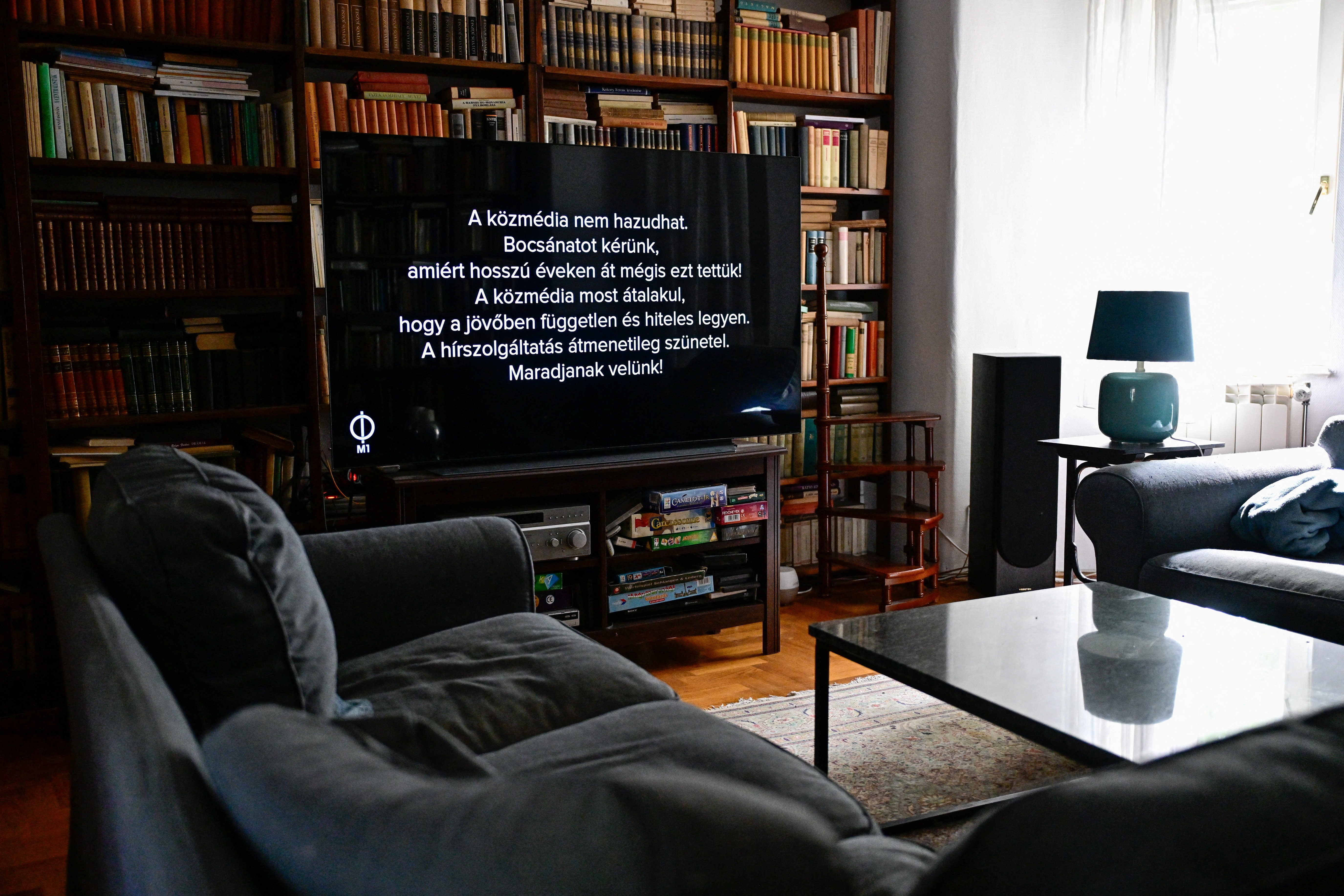 TV estatal da Hungria suspende noticiário e pede desculpas por mentir durante os anos de governo Orbán