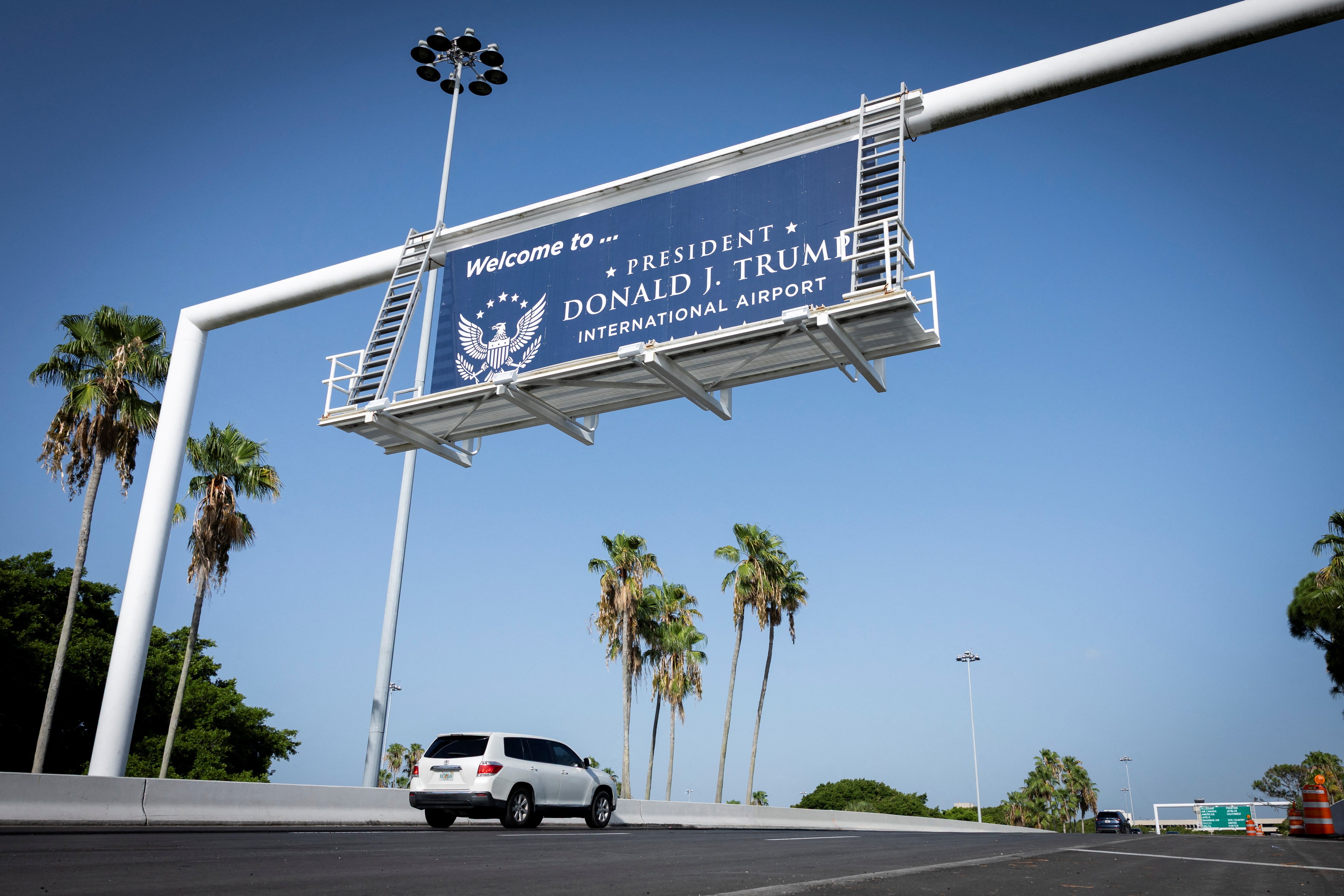 Aeroporto Internacional de Palm Beach passa a se chamar Donald J. Trump