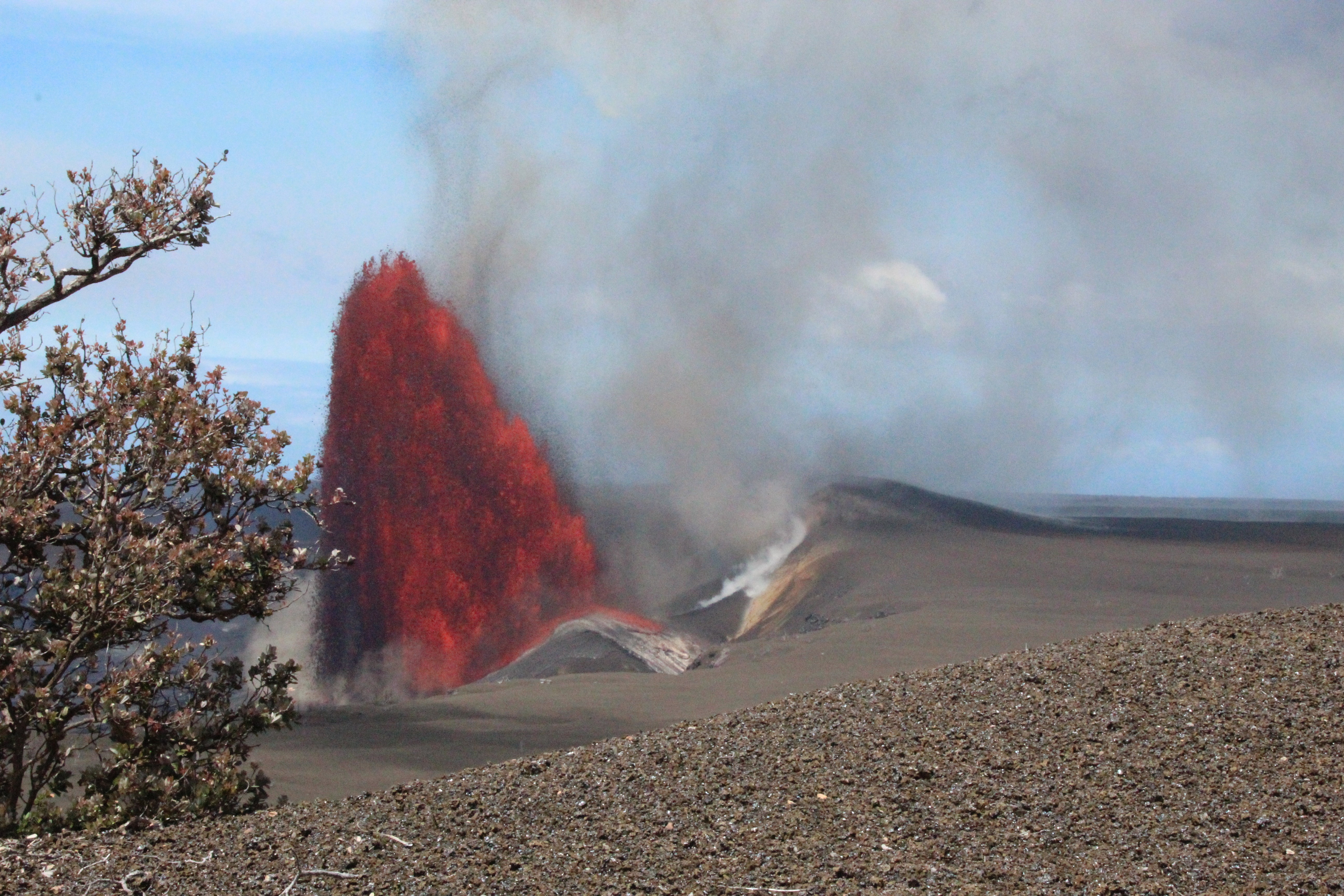 É #FATO: Vídeo mostra fonte de lava de 300 metros em vulcão no Havaí; assista