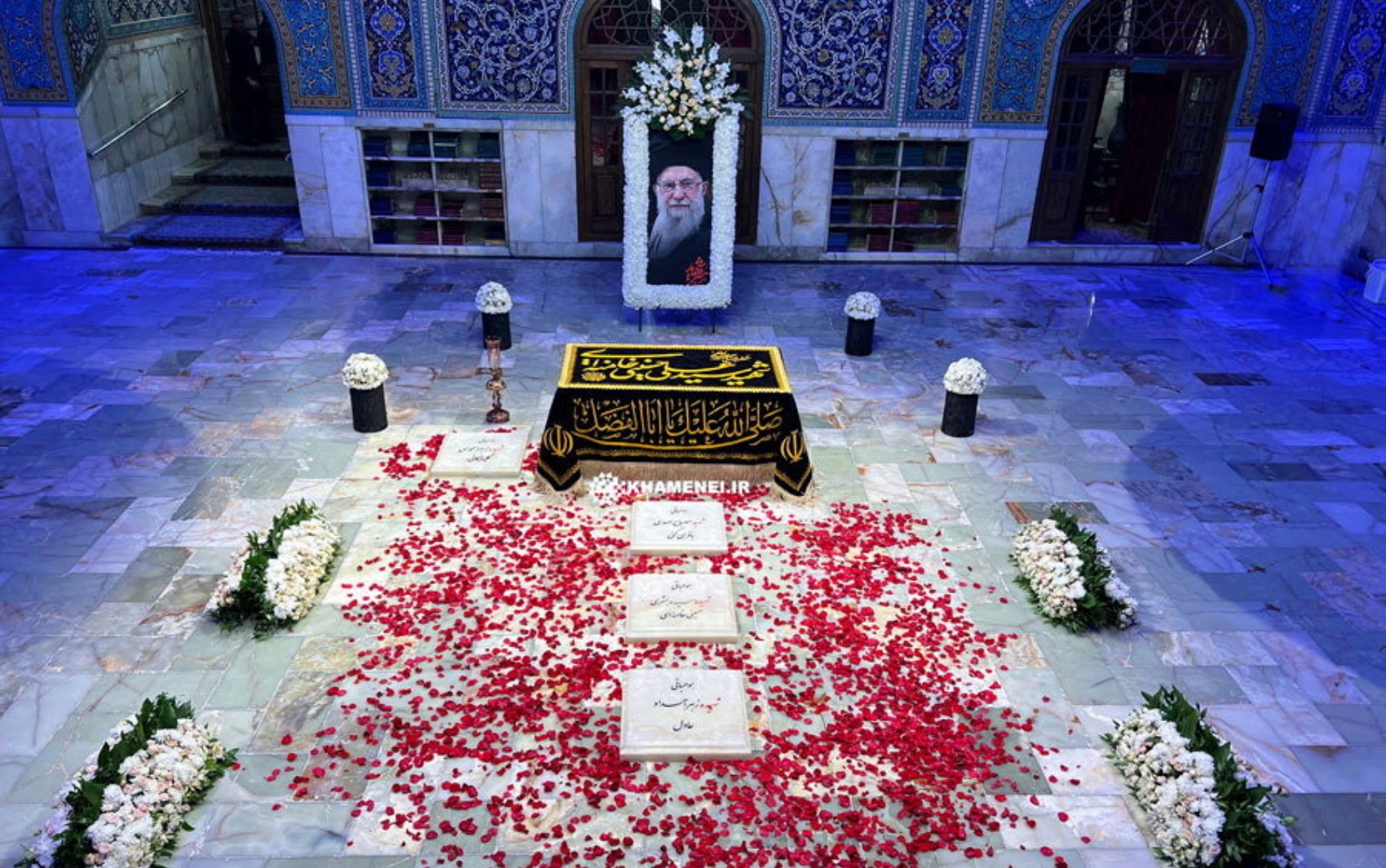 VÍDEO: Irã abre visitas ao túmulo de Ali Khamenei, e iranianos lotam santuário