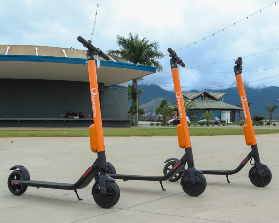 Patinetes elétricos começam a operar em São Sebastião (SP)