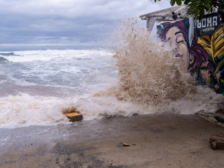 Praia de Maresias em São Sebastião (SP) passa a ser monitorada após ressaca marítima