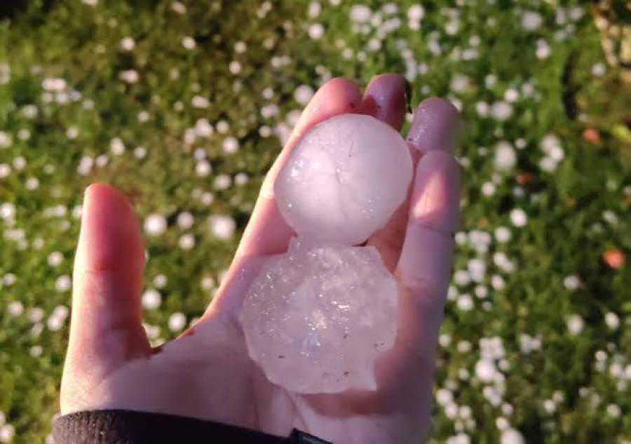 Temporal com granizo gigante destelha mais de 400 casas em Piracaia (SP)