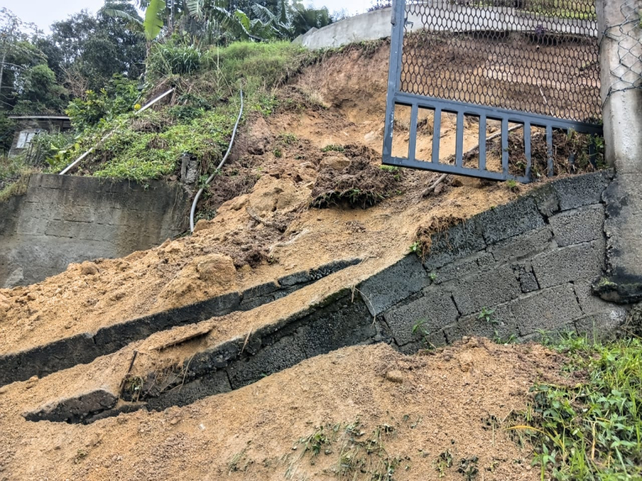 Defesa Civil interdita imóvel e avalia risco em trecho da rodovia SP-55