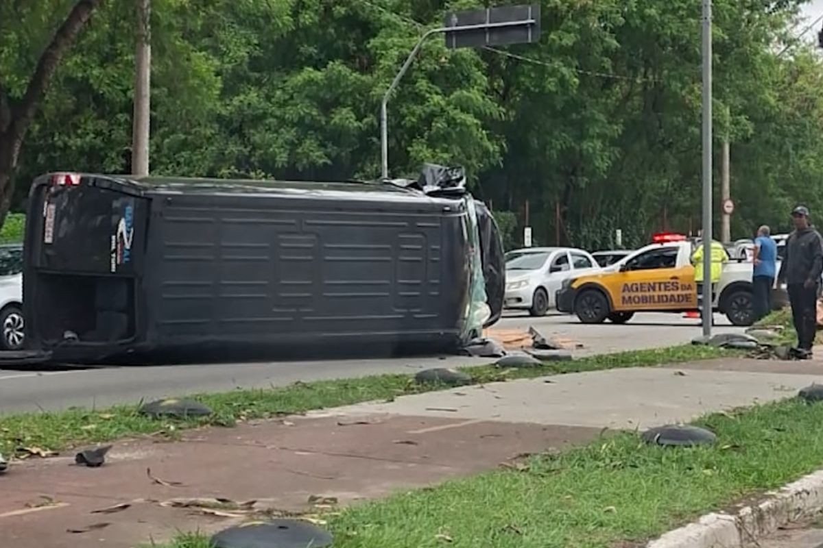 Van tomba após bater em árvore na Via Norte, em São José dos Campos