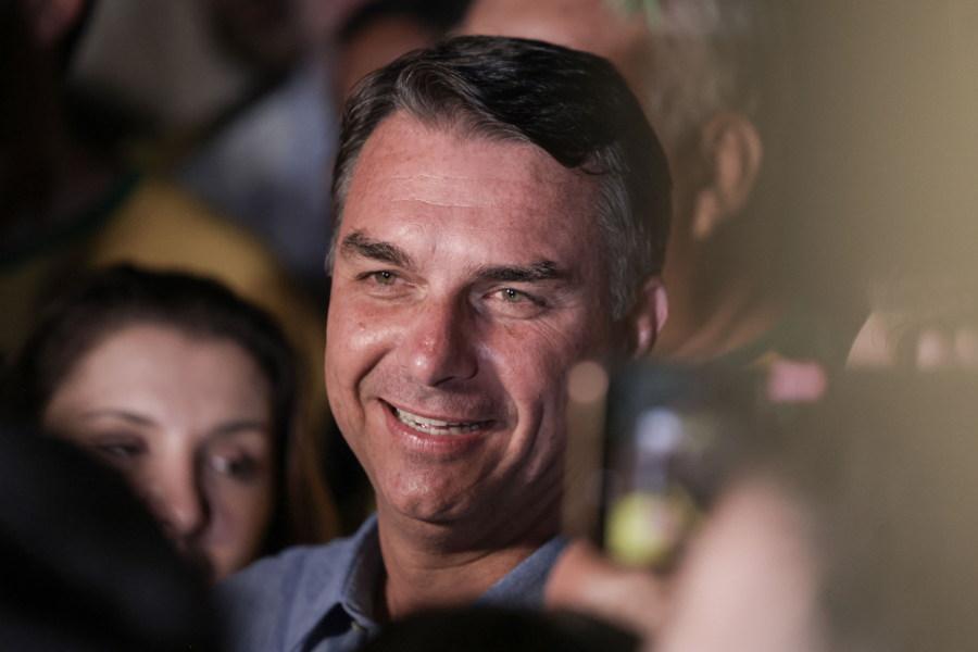 Flávio Bolsonaro vence 1º turno em 43 cidades do Vale e região