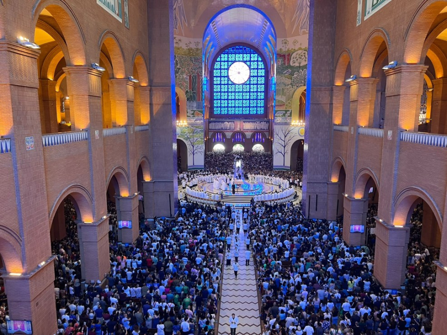 Festa da Padroeira reúne 200 mil devotos no Santuário de Aparecida (SP)