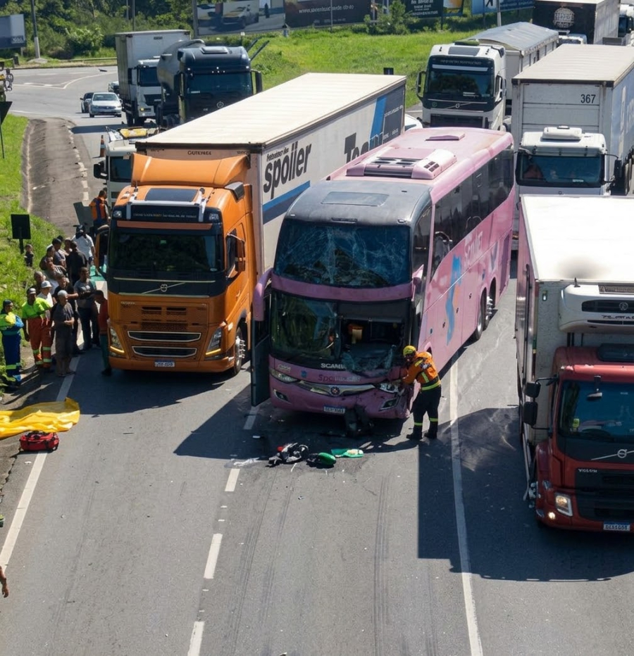 Acidente entre ônibus e carreta deixa motorista ferido e causa 10 km de congestionamento na Via Dutra