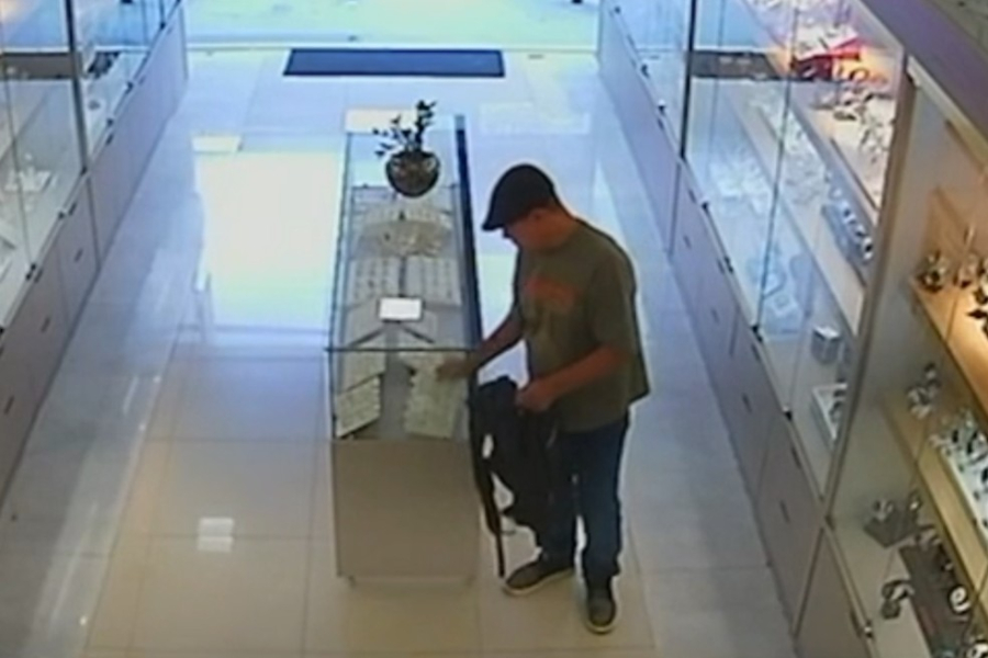 Homem furta mostruário com anéis avaliados em R$ 180 mil em joalheria de Caraguatatuba, SP