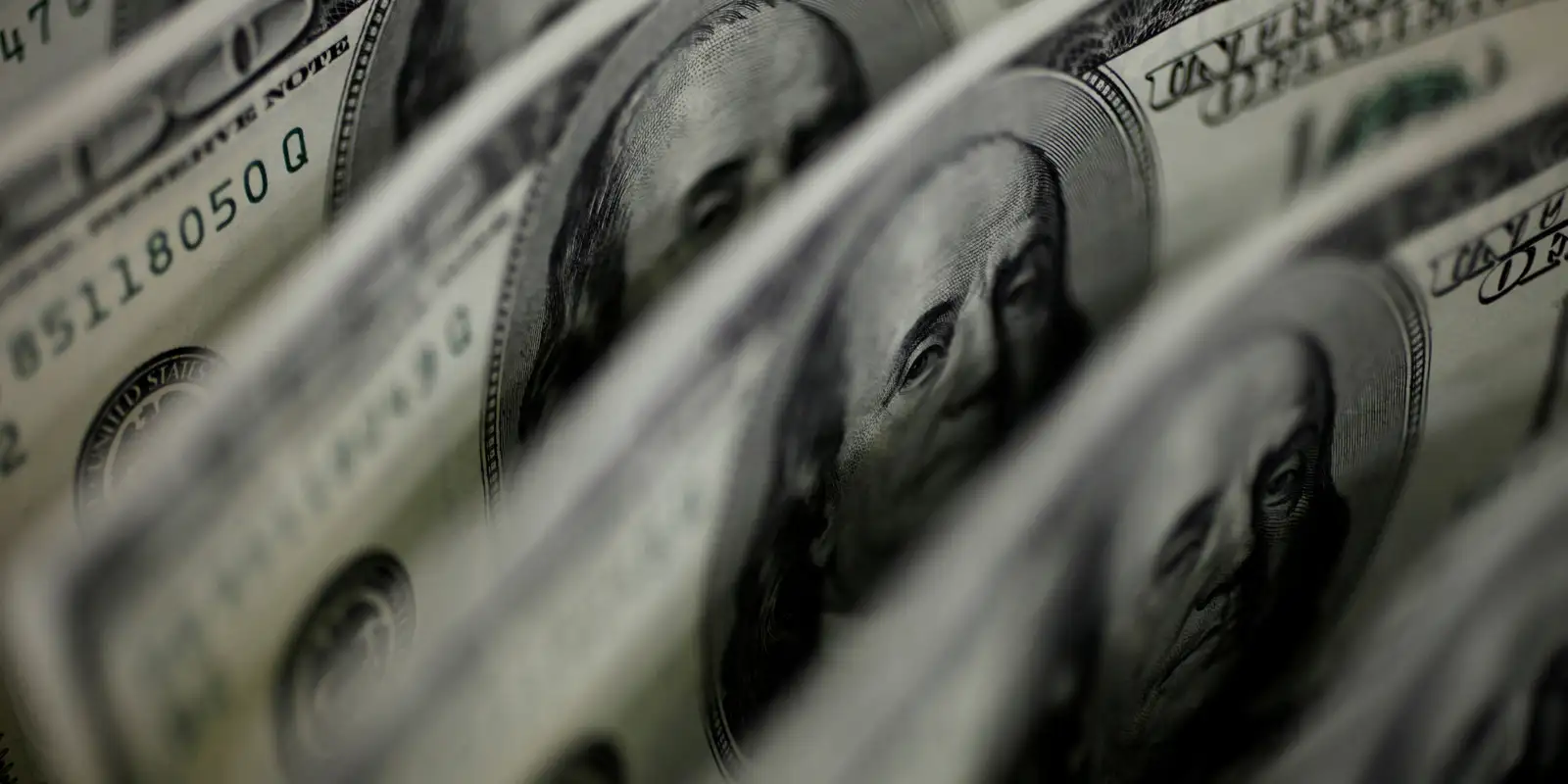 Ibovespa cai 2,68%, e dólar fecha em leve baixa a R$ 5,34