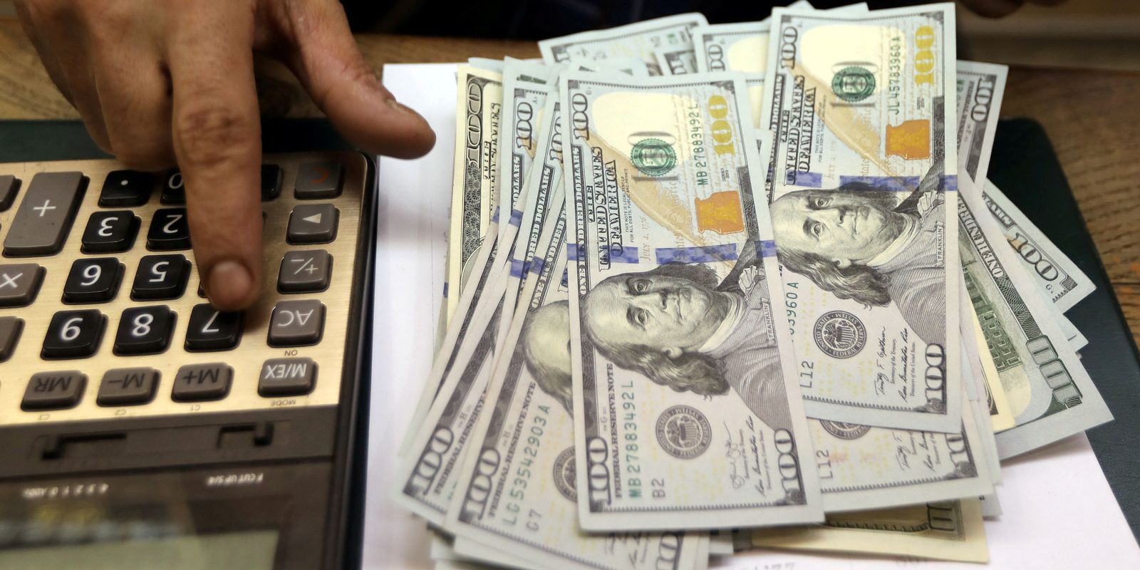 Dólar sobe para R$ 5,67 após oito quedas consecutivas