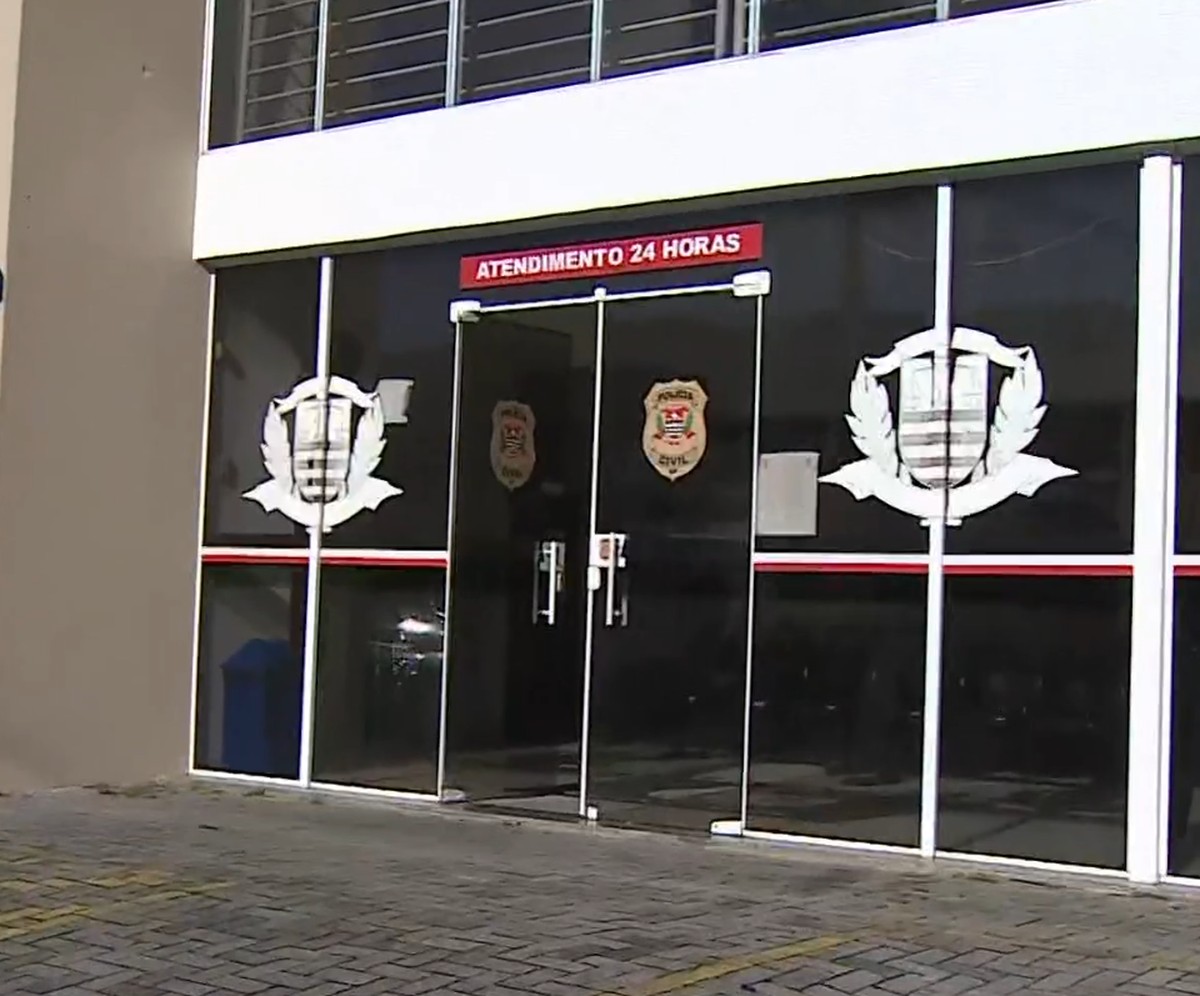 Mulher pula muro para se salvar após ser esfaqueada pelo ex na frente do filho, em São José dos Campos