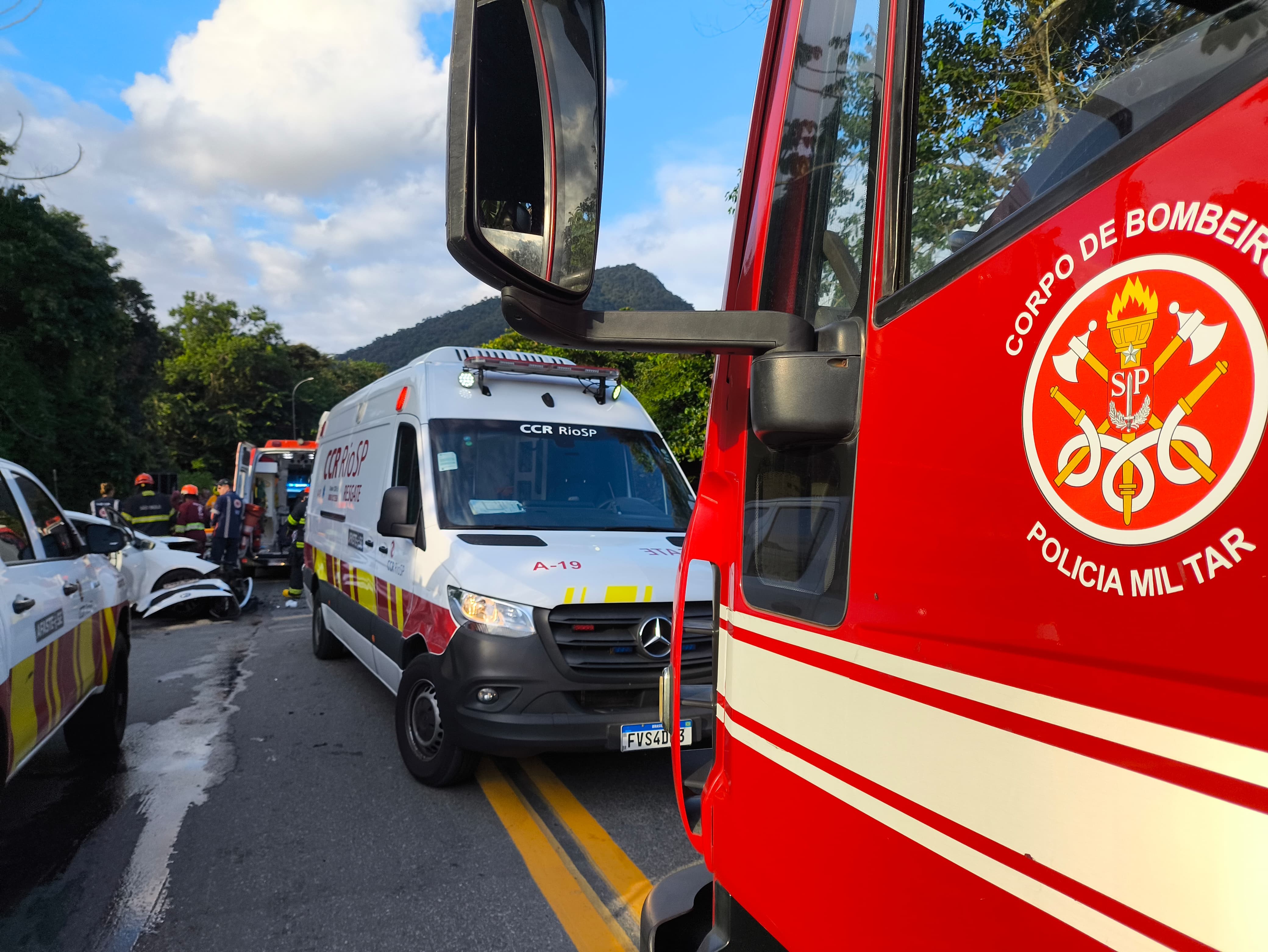 Mãe e filha resgatadas em acidente entre carro e ônibus em rodovia de Ubatuba seguem internadas, com quadro estável