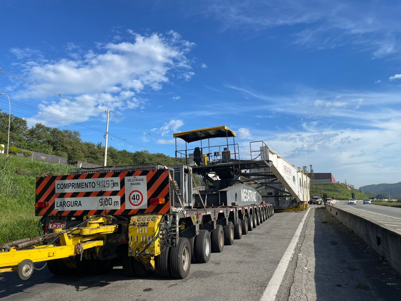 Transporte de carga gigante com 600 toneladas e mais de 100 metros de comprimento é retomado