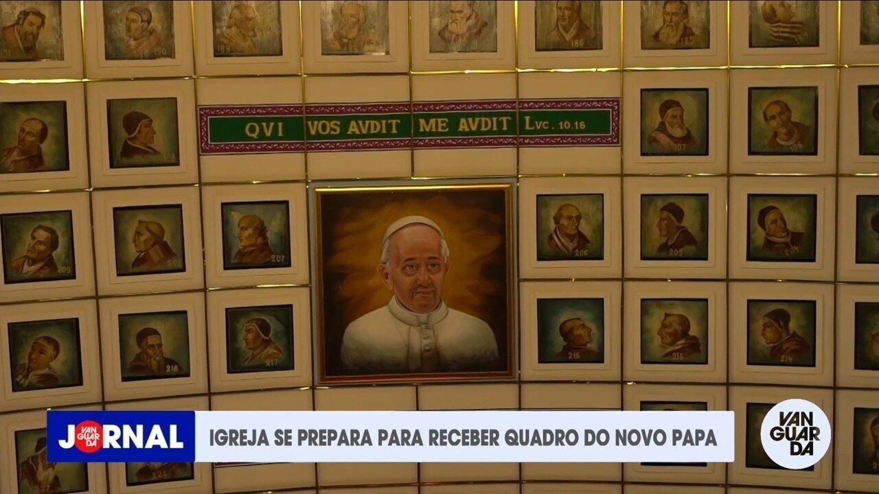 Pintura de Leão XIV começa a ser feita em igreja do interior de SP que tem imagens de todos os papas no teto