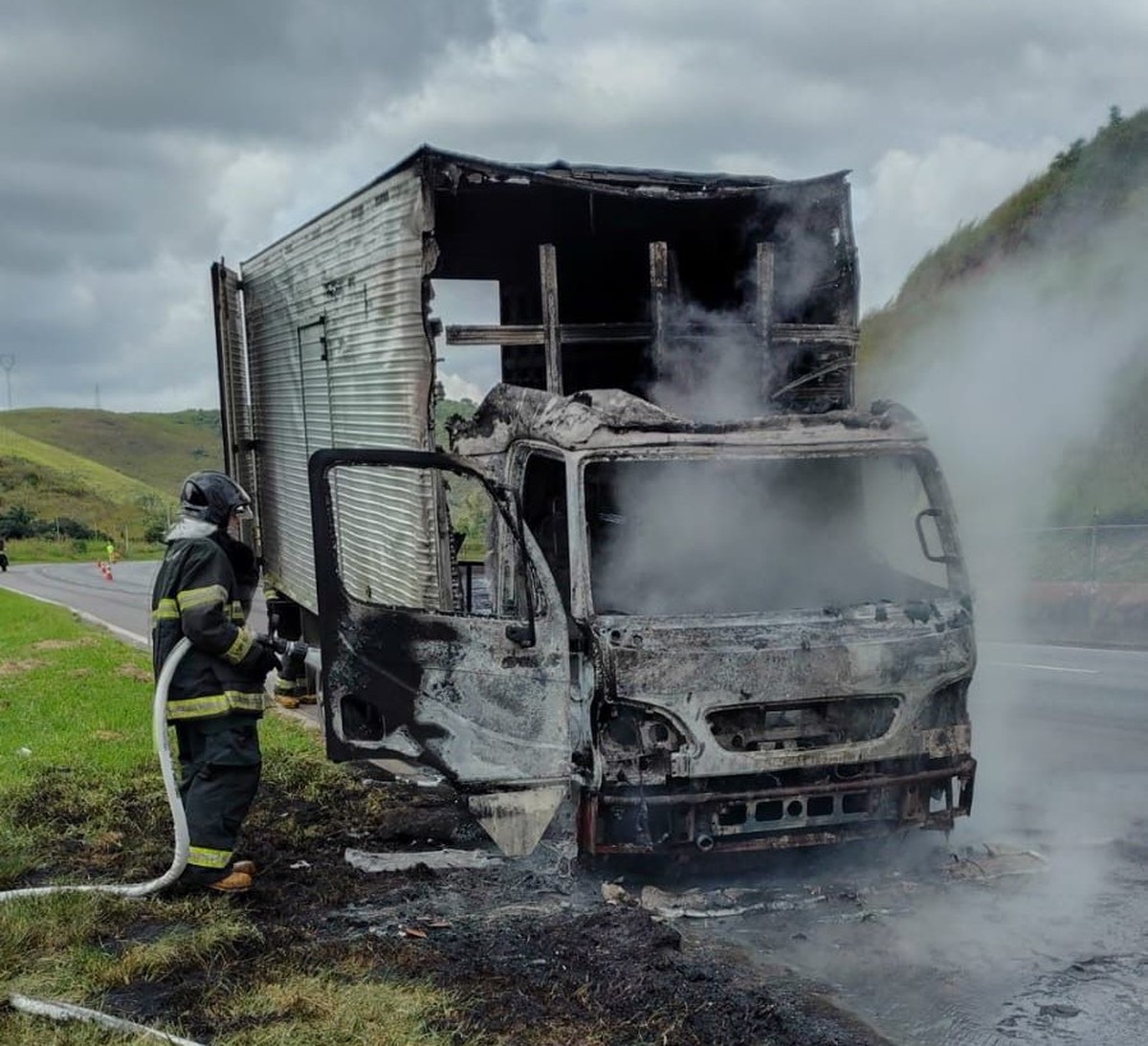 Caminhão fica destruído após pegar fogo na Dutra, em Queluz