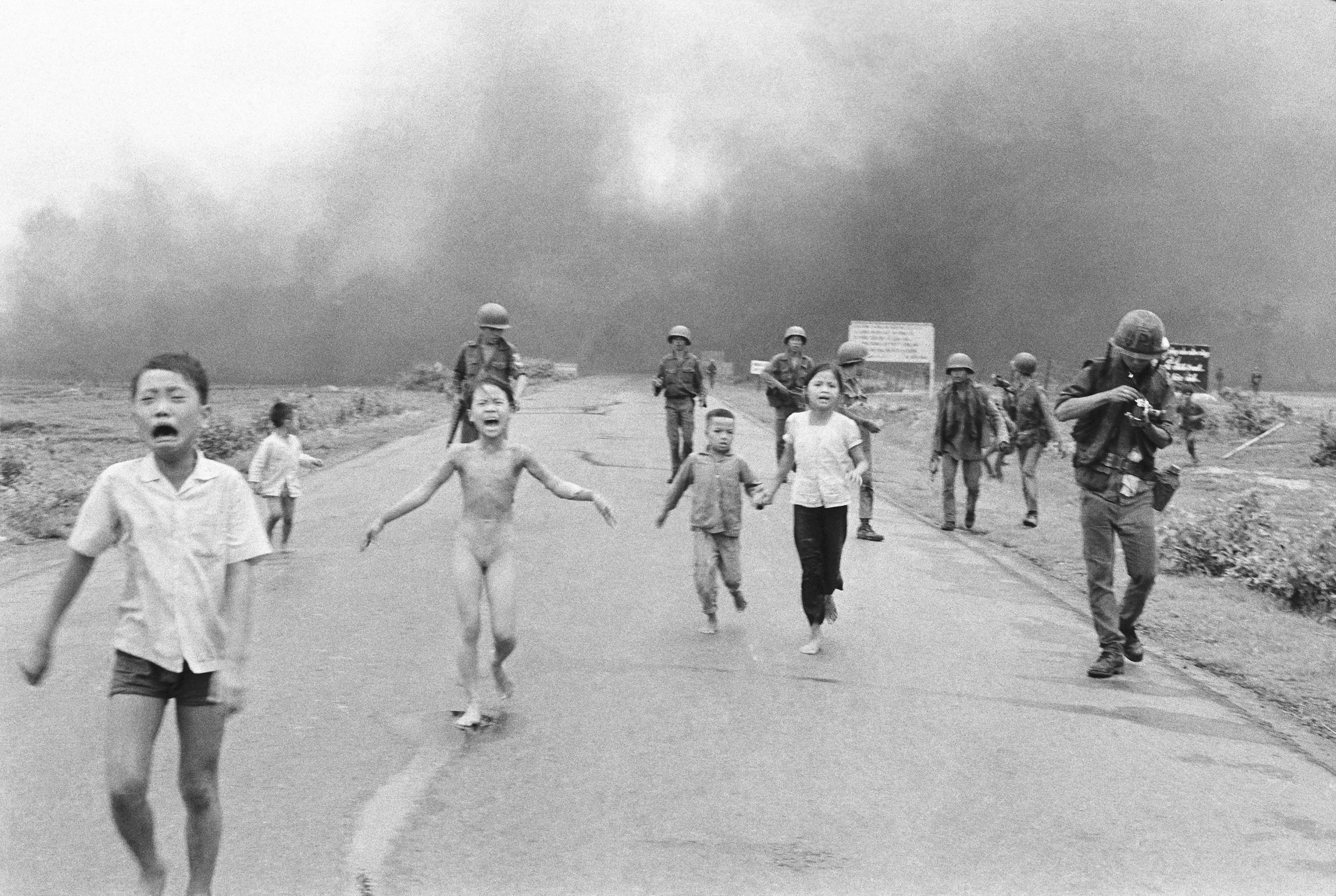 Mais de 50 anos depois, World Press Photo põe em dúvida quem tirou foto histórica da 'Menina do Napalm' e retira crédito de autor