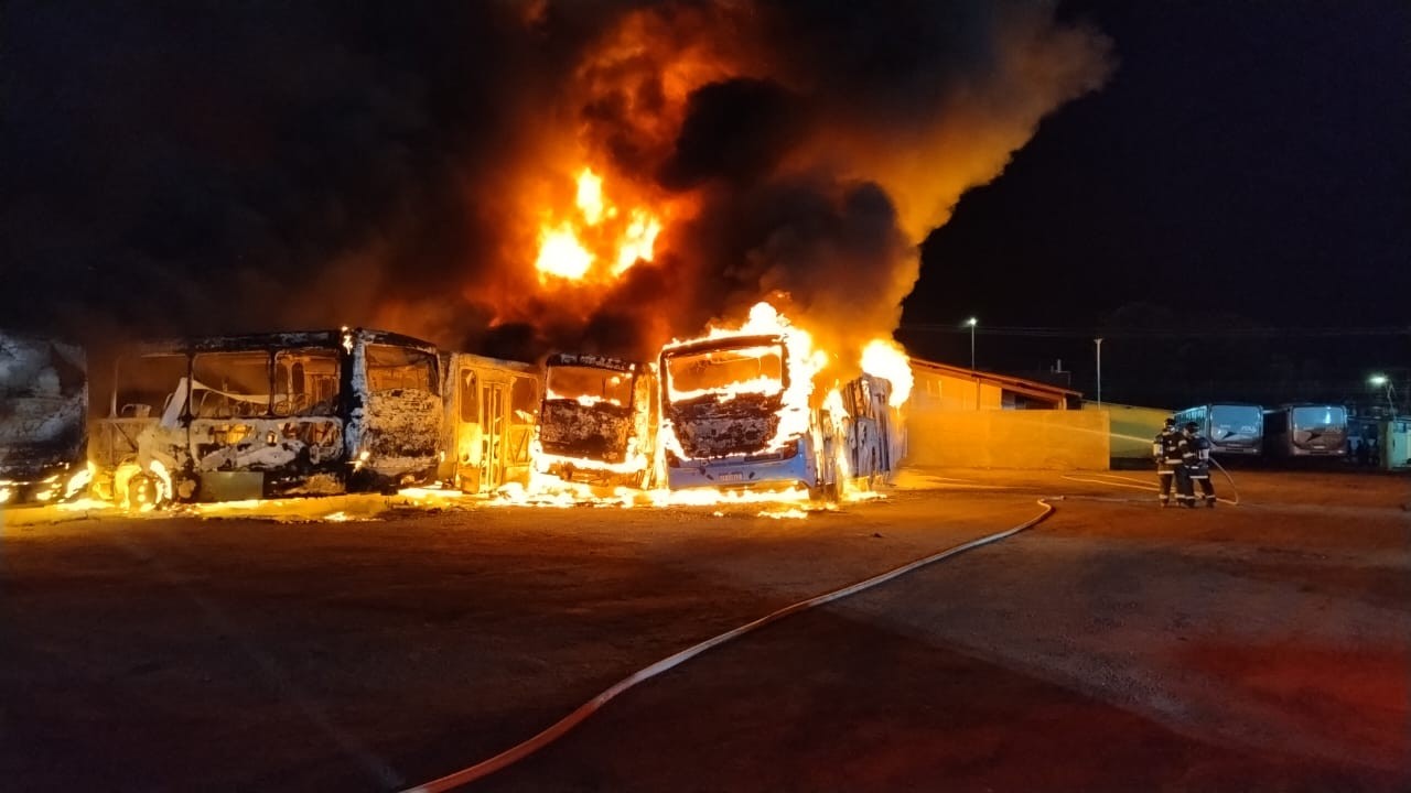 Incêndio destrói 17 ônibus na garagem de viação que opera transporte público em Caraguatatuba e São Sebastião