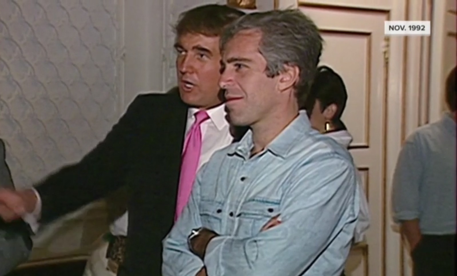 Trump enviou carta para Jeffrey Epstein com desenho de mulher nua, diz jornal; presidente diz que história é falsa